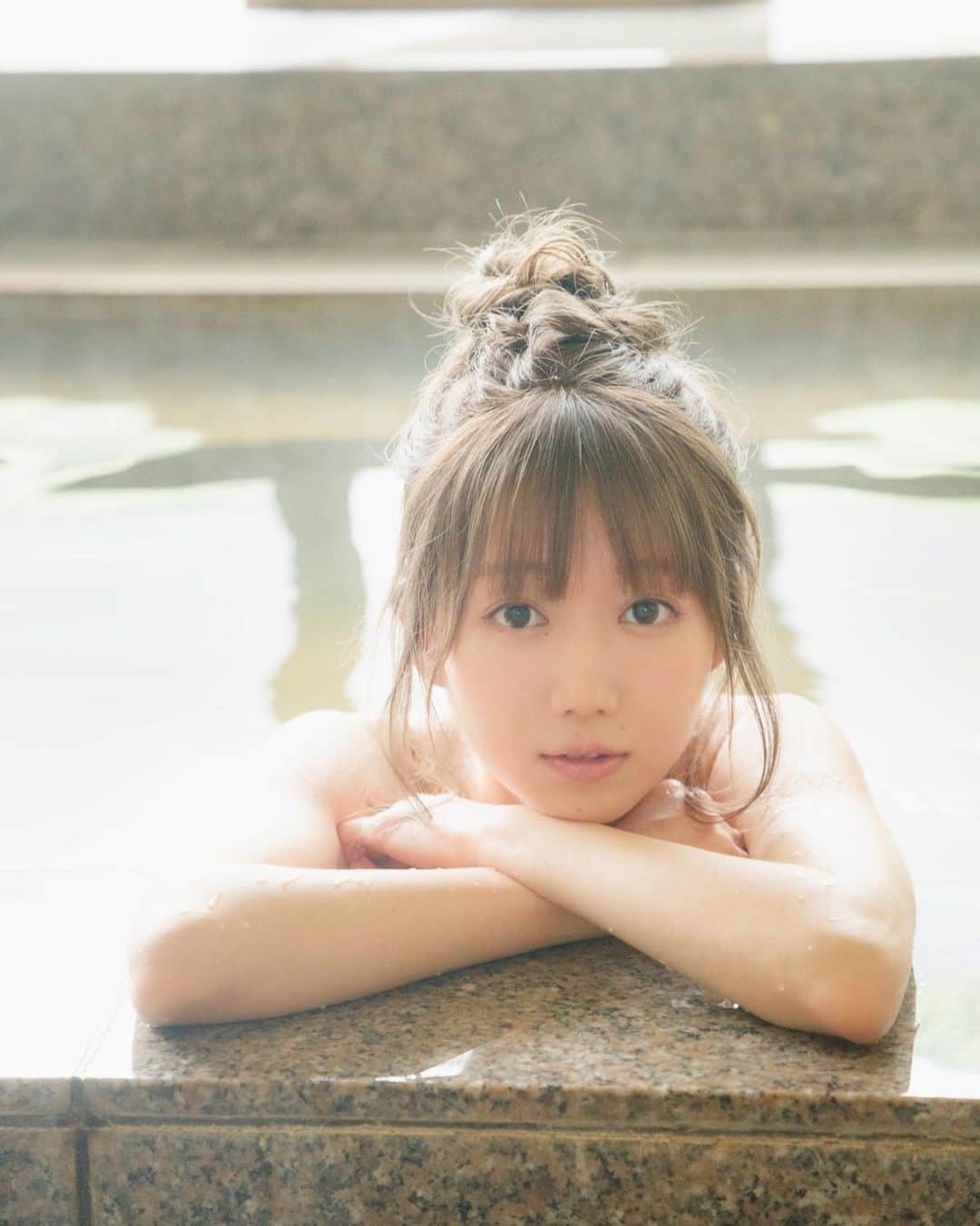 大谷映美里さんのインスタグラム写真 - (大谷映美里Instagram)「夢のようで本当のお知らせです。 武道館公演で皆さんにやっと報告できました！ ㅤㅤㅤㅤㅤㅤㅤㅤㅤㅤㅤㅤㅤ 大谷映美里1st写真集「好きな人」 私の23歳の誕生日、2021年の3月15日に 集英社さんより発売が決定致しました🌸 ㅤㅤㅤㅤㅤㅤㅤㅤㅤㅤㅤㅤㅤ 嬉しい…………！！！！！！ すでに沢山のお言葉、本当にありがとうございます。 読みながら幸せ噛み締めてる〜。 ㅤㅤㅤㅤㅤㅤㅤㅤㅤㅤㅤㅤㅤ メンバーのみんなにも言えてなくて、ずっと言いたくて☺️ 大好きなメンバーと大好きなみなさんに 自分の口からお伝えできて、とっても幸せでした。 ㅤㅤㅤㅤㅤㅤㅤㅤㅤㅤㅤㅤㅤ このタイトルの「好きな人」というのは、 指原さんが名付けて下さいました。すっごくお気に入り🌸 ㅤㅤㅤㅤㅤㅤㅤㅤㅤㅤㅤㅤㅤ 皆さんの近くに居られる写真集になったらいいな。と思いながら撮影してきましたので、楽しみにしていてほしいな。 このタイトルのように想っていただけたら嬉しいなぁ、って🌸 ㅤㅤㅤㅤㅤㅤㅤㅤㅤㅤㅤㅤㅤ あのね、先ほど情報解禁されたのですが… ミニフォトブックもあるんです。 初回限定特典でついてくるんだよ、、、！✨ メイクのことや、季節の私服コーデ、大好きなものについて♡ そして指原さんとのスペシャル対談…（‼︎） スペシャルすぎるので私も発売日までどきどきです。  本当に幸せ者だと思います☺️ みんな楽しみって思ってくれるかな、私はすっごく楽しみ🌸 3月15日発売の1st写真集、どうぞよろしくお願いします！ ㅤㅤㅤㅤㅤㅤㅤㅤㅤㅤㅤㅤㅤ #大谷映美里1st写真集 #好きな人 #写真集」1月17日 0時07分 - otani_emiri