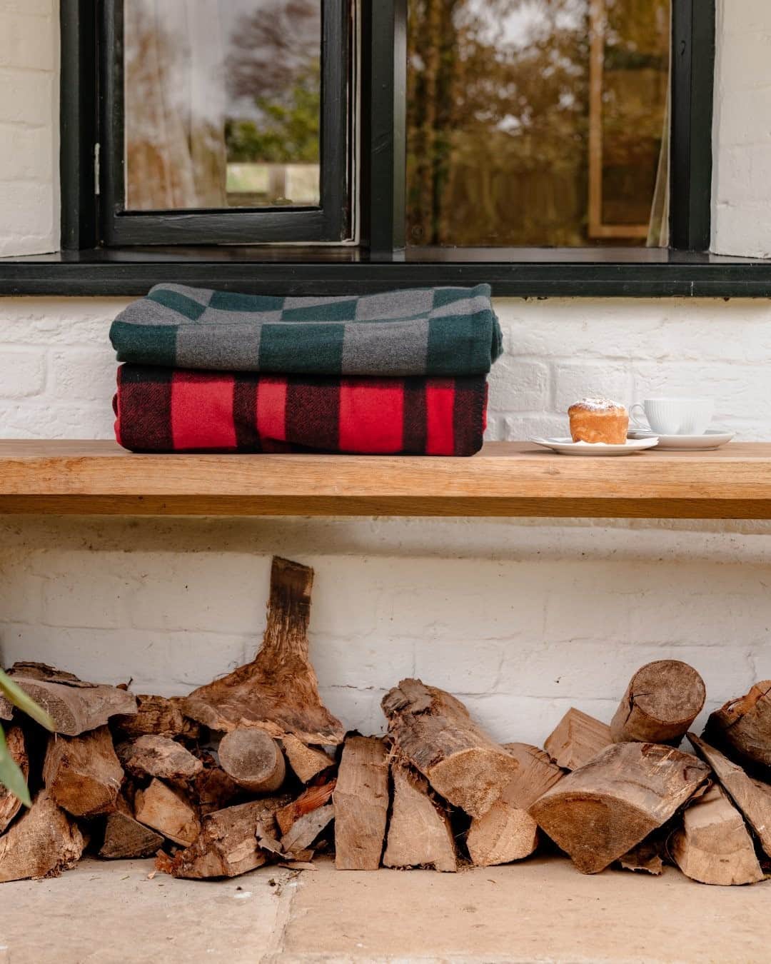 MR PORTERのインスタグラム：「Throw on your coat, grab a blanket and take your morning coffee outside — a Vitamin D and a caffeine boost in one. #MRPORTERatHome」