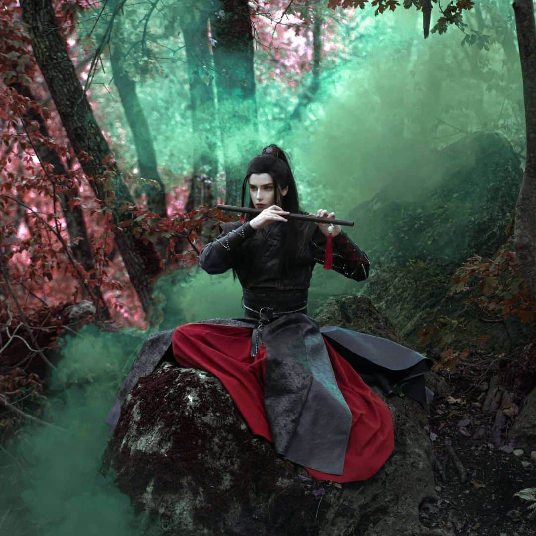 Gesha Petrovichさんのインスタグラム写真 - (Gesha PetrovichInstagram)「Hope i'll done my MDZS photobook till my birthday in February🤤😤  Yiling Laozhu / Wei Wuxian The Untamed  Ph @lucreciacosplayer ,@diemaru  Re @harridana  Wig @geshacos  COS @uwowo_cosplay @uwowocosplay   #cosplaycommunity #geshacoser #theuntamed #untamed #wwx #weiwuxian #yilingpatriarch #mdzs #modaozushi #malecosplay #makeupartist #mxtx #novel #wangxian #bl #blackpink」1月17日 0時06分 - petrovichgesha