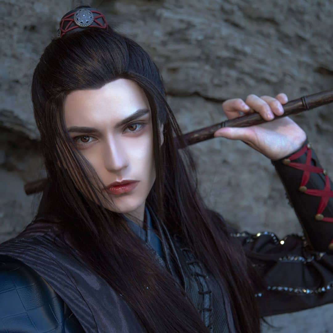 Gesha Petrovichのインスタグラム：「Hope i'll done my MDZS photobook till my birthday in February🤤😤  Yiling Laozhu / Wei Wuxian The Untamed  Ph @lucreciacosplayer ,@diemaru  Re @harridana  Wig @geshacos  COS @uwowo_cosplay @uwowocosplay   #cosplaycommunity #geshacoser #theuntamed #untamed #wwx #weiwuxian #yilingpatriarch #mdzs #modaozushi #malecosplay #makeupartist #mxtx #novel #wangxian #bl #blackpink」
