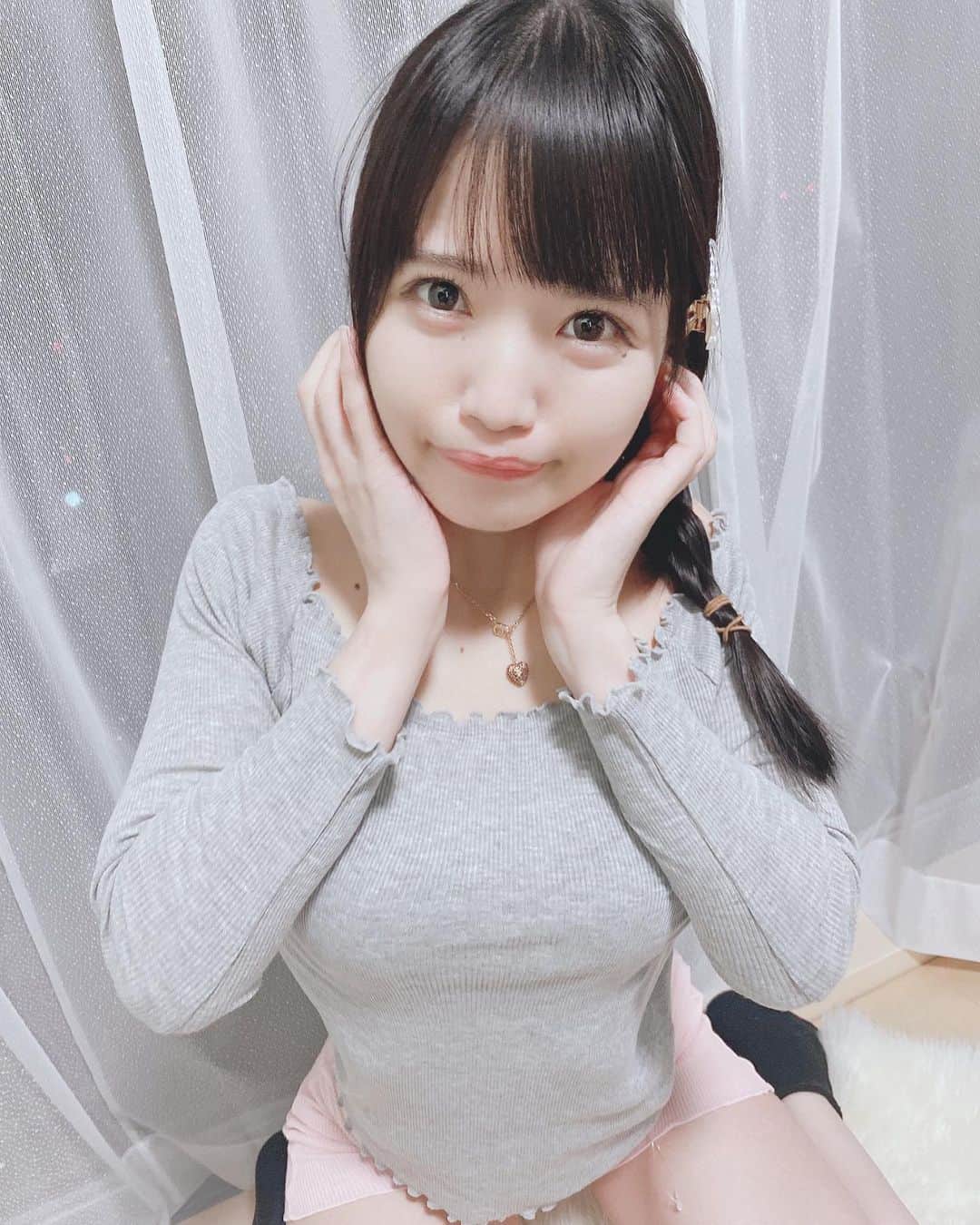 のインスタグラム：「服がありません。あるけどありません これは　#peachjohn のセールでげっとしました。 下は腹巻でした。  今日は失敗ばかりの日々でした。かなしい。 謝ってばっかりだごめんなさい  #anime #naturephotography #idol #japaneseidol #followforfollowback #ゆるかく　#巨乳　#三つ編み　#合法ロリ　#happy #まつエク　#flowers #cat #photo #tflers」