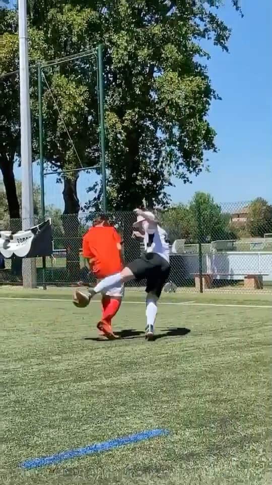 ショーン・ガルニエのインスタグラム：「Who miss football ? 😢 I miss the fields too much ! ⚽️ #football #skills」