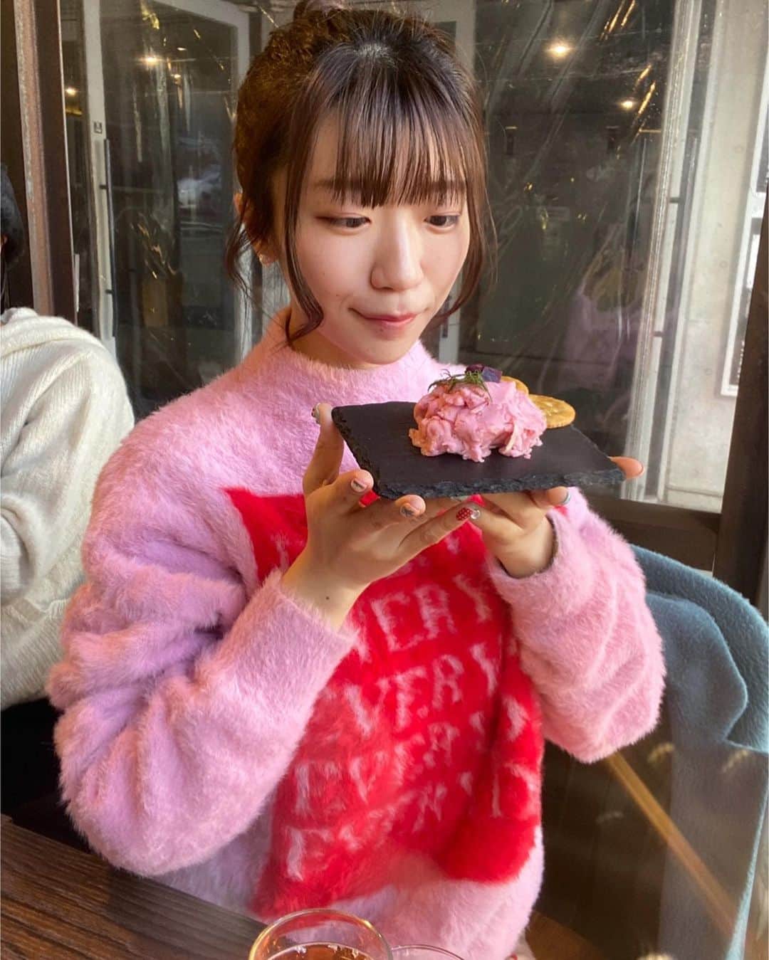 ぱいぱいでか美のインスタグラム：「#アポカリカフェ 1/31まで♡ . この前一部アポカリメンバーでも行ってきました☻ その時の写真！この日は自分のメニュー食べました。 コラボカフェのことはハイライトに載ってます！ . 今日もロフト9で配信イベントあってコラボメニュー食べたからまた載せる！ コショもPMPMと塩ラーメン食べてくれた🥺💗笑 . #アポカリカフェ #APOKALIPPPS #でか美ちゃん #コショージメグミ #コショでか美豪 #渋谷LOFT9 #コラボカフェ」