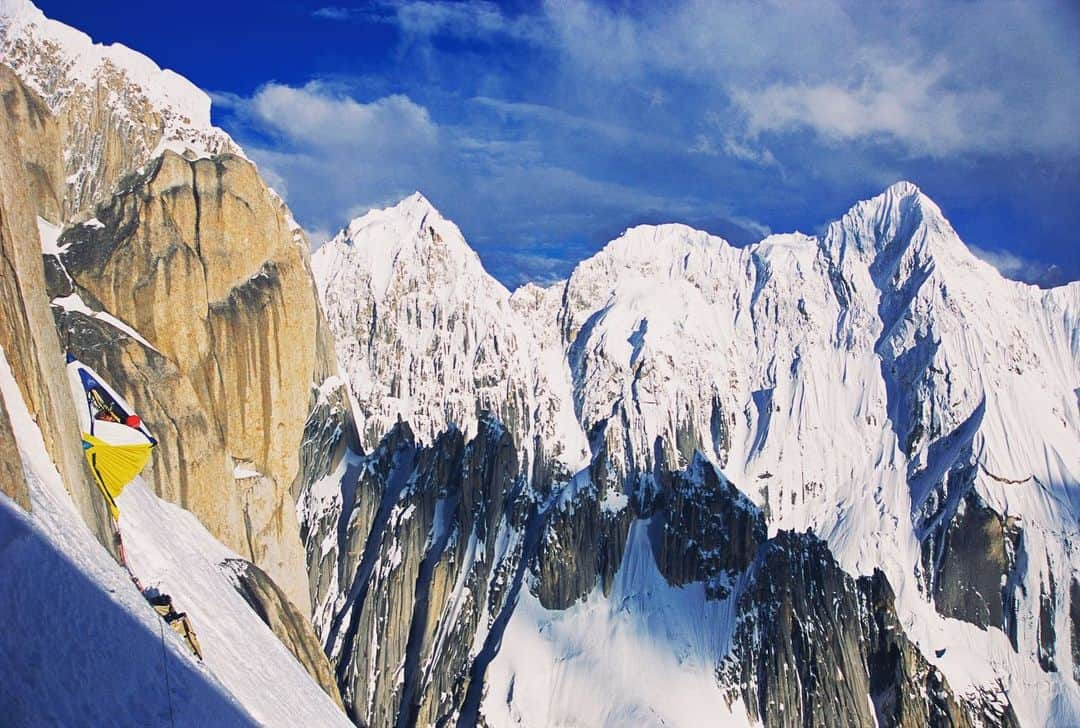 ジミー・チンさんのインスタグラム写真 - (ジミー・チンInstagram)「@conrad_anker was taking selfies before selfies were a thing. Always ahead of the curve. #lifeontheledge #fromthearchives ⁣ K7 Charakusa Valley, Karakoram Range, Pakistan 2001 ⁣ @brady_robinson @thenorthface @yeti」1月17日 0時22分 - jimmychin