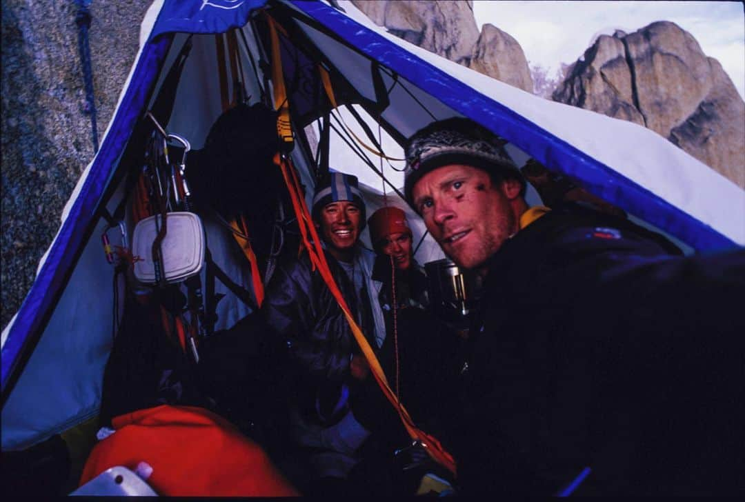 ジミー・チンさんのインスタグラム写真 - (ジミー・チンInstagram)「@conrad_anker was taking selfies before selfies were a thing. Always ahead of the curve. #lifeontheledge #fromthearchives ⁣ K7 Charakusa Valley, Karakoram Range, Pakistan 2001 ⁣ @brady_robinson @thenorthface @yeti」1月17日 0時22分 - jimmychin