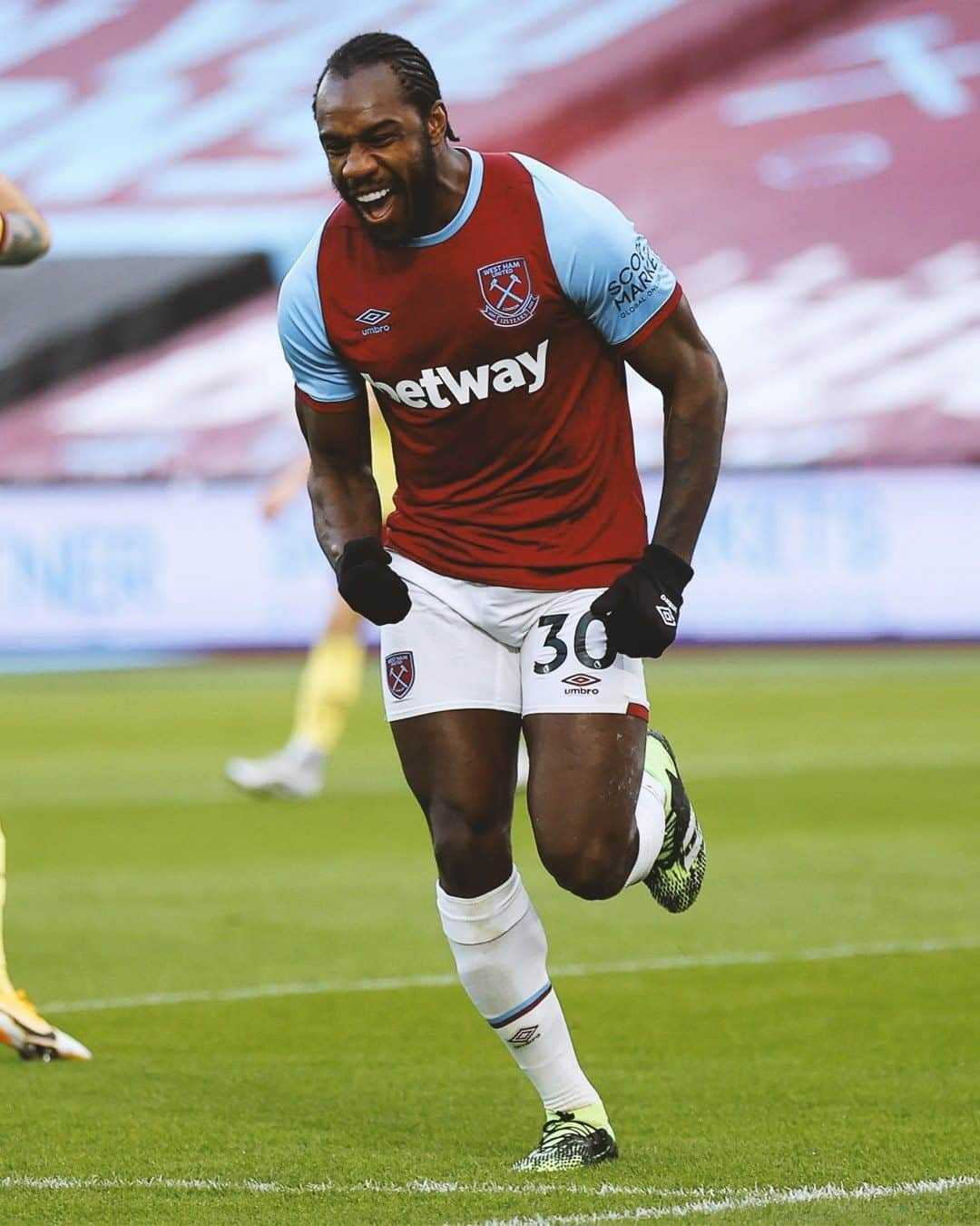 ウェストハム・ユナイテッドFCさんのインスタグラム写真 - (ウェストハム・ユナイテッドFCInstagram)「@michailantonio back in the goals! 😍 His first start since November 💪」1月17日 0時24分 - westham