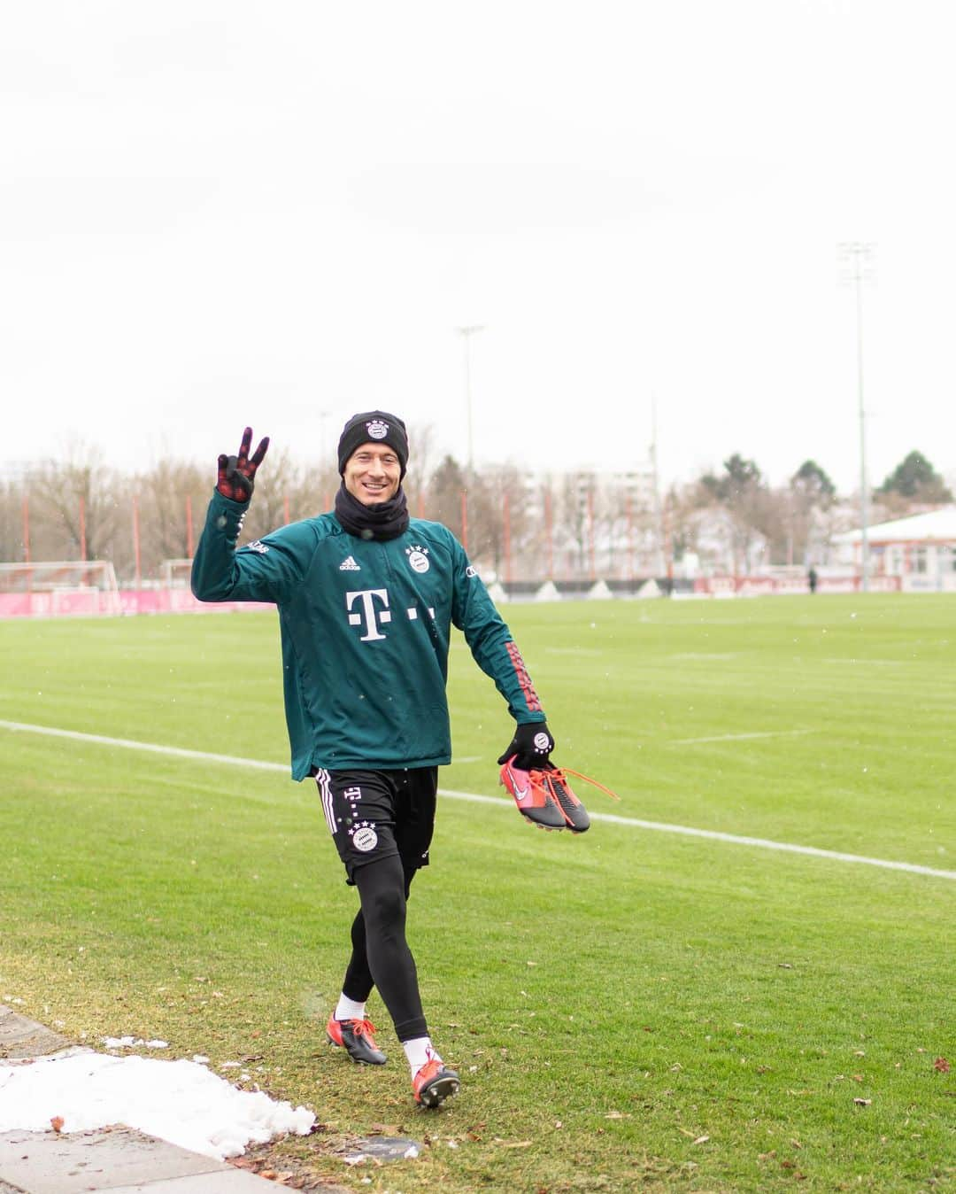 バイエルン・ミュンヘンさんのインスタグラム写真 - (バイエルン・ミュンヘンInstagram)「READY! 💪🔥 #FCBSCF #packmas _________ #FCBayern #MiaSanMia」1月17日 0時27分 - fcbayern