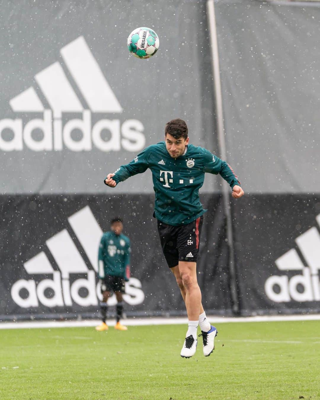 バイエルン・ミュンヘンさんのインスタグラム写真 - (バイエルン・ミュンヘンInstagram)「READY! 💪🔥 #FCBSCF #packmas _________ #FCBayern #MiaSanMia」1月17日 0時27分 - fcbayern