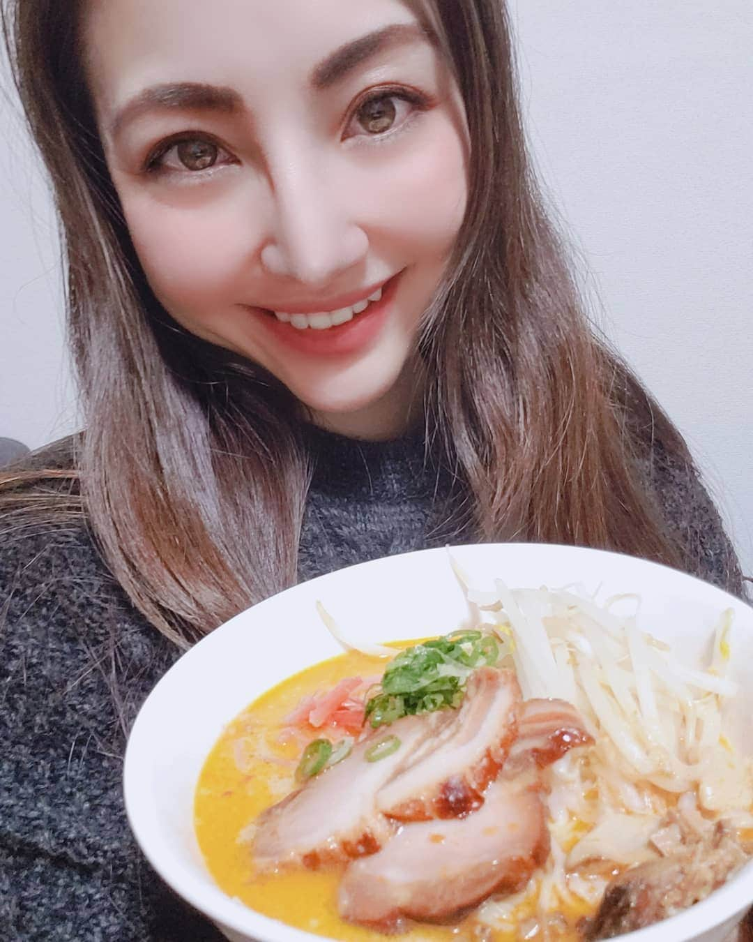 Hiromi Tomiiさんのインスタグラム写真 - (Hiromi TomiiInstagram)「@ramen_makotoya . . 大型の圧力寸胴で毎日店舗で炊きだす濃厚［牛骨白湯ラーメン］に辛味旨味が合わさって凝縮された『赤辛牛じゃんラーメン』の宅麺～😊 . .  おうちでラーメン😊 #ラーメンまこと屋 #ラーメン通販 #お取り寄せグルメ #おうち時間 #おうちごはん #グルメ #pr #ヨガ好きな人と繋がりたい#ヨガライフ  #美味しいもの大好き#お取り寄せ #食べるの好きな人と繋がりたい #グルメ好きな人と繋がりたい　#グルメ #グルメ女子 #飯テロ  #グルメな人と繋がりたい#グルメスタグラム #食レポ　#デリスタグラム#みぃのお腹がgoogle」1月17日 0時28分 - hiromi.tomii