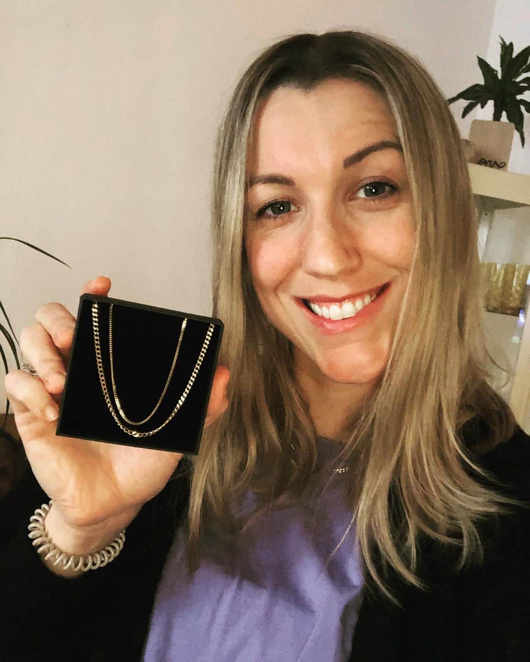 Verena Faisstのインスタグラム：「Yes, you can win again 😎 Mit der Double Trouble Kette von @icrush_jewelry bekommst du 2 in 1 💃🏼 Wie du in den Lostopf springst? Ganz einfach... - folge mir & @icrush_jewelry - markiere zwei Freunde  - schreibe mir, was du gerne über mich wissen würdest 🤩 Ich bin gespannt.... 🥳 Ausgelost wird am 31.01.21 🔮 Pfiats eich & ein schönes Wochenende ❄️ #doubletrouble #icrushjewelry #coolstuff #happyweekend #dieschweers ✌🏼」