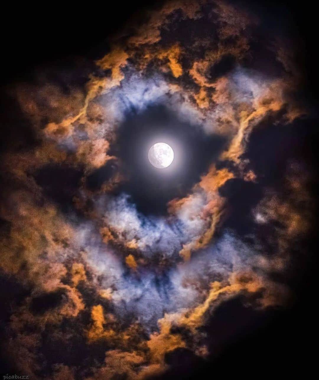 Canon Photographyさんのインスタグラム写真 - (Canon PhotographyInstagram)「Moon peeking through the clouds 🌙 Photography // @picabuzz Curated by @steffeneisenacher  #india #moon #astrophotography #nightphotography #clouds」1月17日 0時29分 - cpcollectives