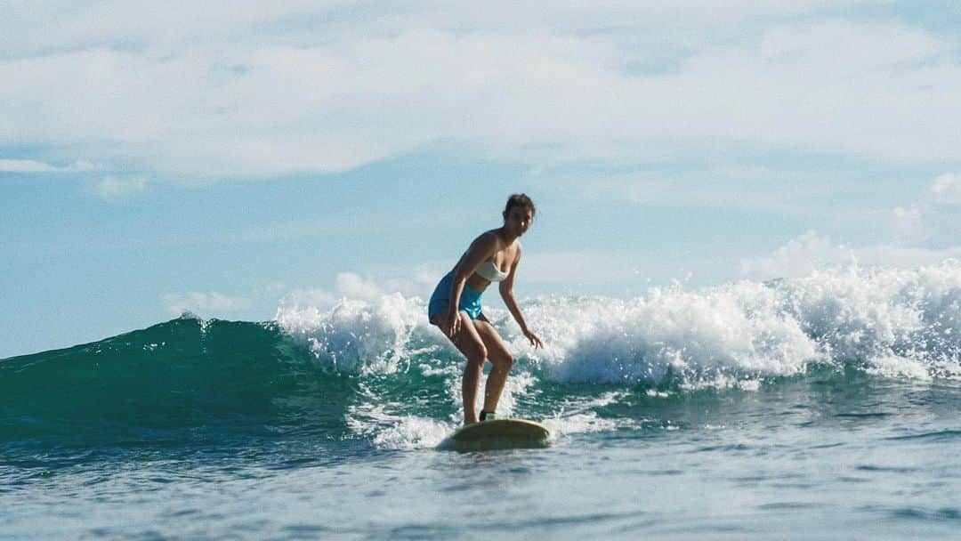 リザ・ソベラーノさんのインスタグラム写真 - (リザ・ソベラーノInstagram)「Missing Siargao 🥺 Thank you so much @ninobarbers, @katarinarodri and the amazing staff of @bayudsiargao for giving us the best experience. Siargao has a special place in our hearts thanks to how sweet everybody is, even the locals who would wait for us on their little boats were so sweet and respectful.   I can’t believe I know how to surf and now I just can’t wait to surf again!! It’s so addicting. Thank you @ikit_agudo, you’re the best instructor. 💙   And how can I forget @lyka.global. This trip was made possible because of my lyka gems!! So thank you very much. 💙💙💙」1月17日 0時31分 - lizasoberano