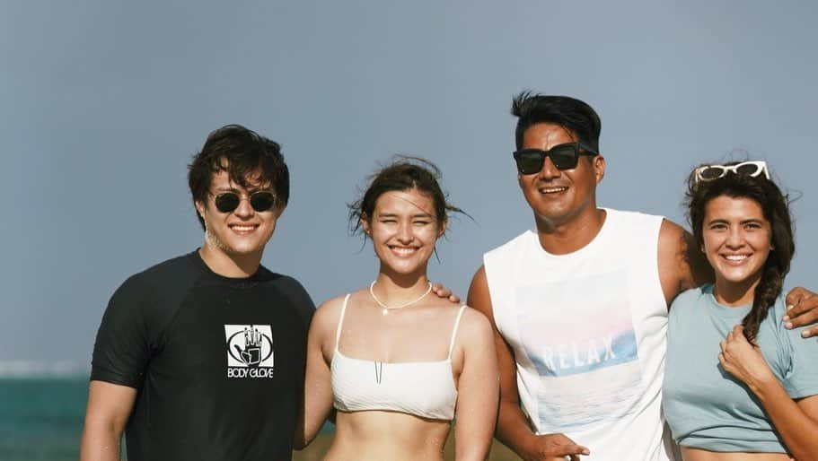 リザ・ソベラーノさんのインスタグラム写真 - (リザ・ソベラーノInstagram)「Missing Siargao 🥺 Thank you so much @ninobarbers, @katarinarodri and the amazing staff of @bayudsiargao for giving us the best experience. Siargao has a special place in our hearts thanks to how sweet everybody is, even the locals who would wait for us on their little boats were so sweet and respectful.   I can’t believe I know how to surf and now I just can’t wait to surf again!! It’s so addicting. Thank you @ikit_agudo, you’re the best instructor. 💙   And how can I forget @lyka.global. This trip was made possible because of my lyka gems!! So thank you very much. 💙💙💙」1月17日 0時31分 - lizasoberano