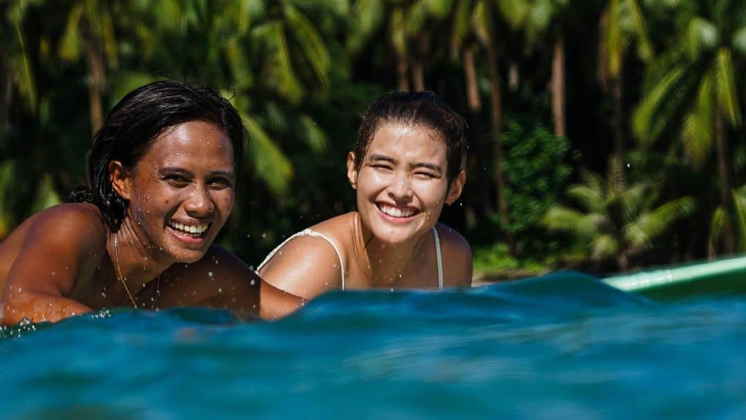 リザ・ソベラーノさんのインスタグラム写真 - (リザ・ソベラーノInstagram)「Missing Siargao 🥺 Thank you so much @ninobarbers, @katarinarodri and the amazing staff of @bayudsiargao for giving us the best experience. Siargao has a special place in our hearts thanks to how sweet everybody is, even the locals who would wait for us on their little boats were so sweet and respectful.   I can’t believe I know how to surf and now I just can’t wait to surf again!! It’s so addicting. Thank you @ikit_agudo, you’re the best instructor. 💙   And how can I forget @lyka.global. This trip was made possible because of my lyka gems!! So thank you very much. 💙💙💙」1月17日 0時31分 - lizasoberano