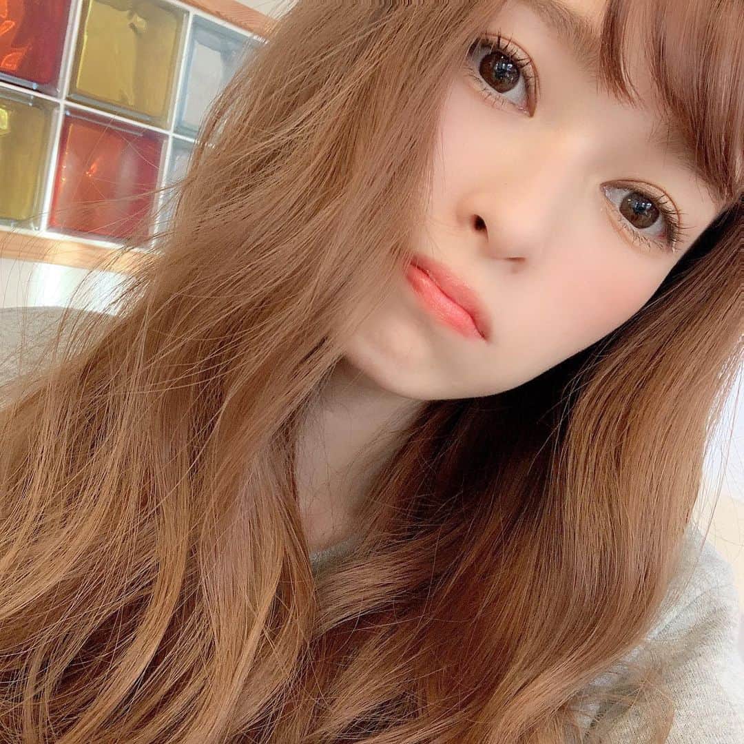 町田亜里香のインスタグラム：「today's... 白ライン買ってあったのに🧐 全然開けてなくて… 今日、あっそうだ！ってあけて 書いてみた〜🤪 書き方よくわからないから 二重のとこにしゅってしてみた🤩 ちいなんてひどいんだよ🤣 『ゴミついてるよ？』って ガチな顔で 取ろうとしてきたからね🤣 白ラインだよって言ったら… アイプチ失敗した人みたいだよってw え、私書き方間違ってる😂😂？ ぐぐろっと。 私的には、白ラインはまりそう😍 なんか可愛い😍。 . もっと早く開けとけばよかった。 パルコよく行ってた時に買ったから 一年くらいお眠りになってた💤笑 . . #白ライン #白アイライナー  #白ラインメイク #メイク  #裸眼メイク #裸眼 #ナチュラルメイク #ママメイク」
