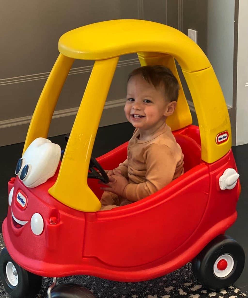 ジェンソン・バトンのインスタグラム：「He’s ready @mercedesamgf1 @redbullracing @scuderiaferrari @mclaren @astonmartinf1 @alfaromeoracingorlen @williamsracing @alphataurif1 @alpinef1team @haasf1team. If you sign him up early you can pay him in cartoons and pancakes! 😉 #f1」