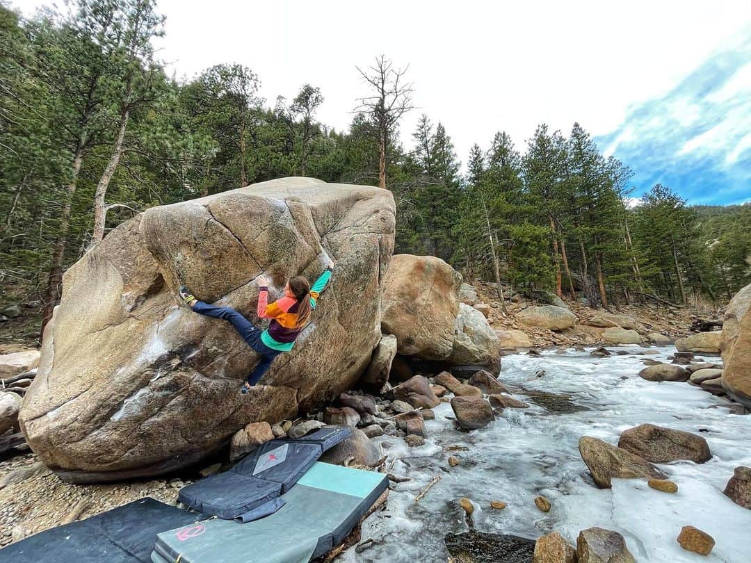 ペイジー・クラッセンのインスタグラム：「Winter bouldering in Colorado. 40 mile per hour winds. Freezing. It’s all worth it when you get to top out a majestic low-ball. On various occasions, I can be heard saying “you got me? You sure? Take! Catch me!” while dropping a few feet off a boulder. For me, lowballs are the friendliest boulders, and this one provided the rare opportunity to spend so many moves so close to the river. What a treat! Hatchet, V12, St Vrain. @eddiebauer @lasportivana @maximropes @physivantage」