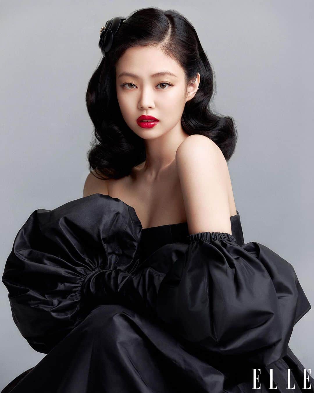 ELLE Magazineさんのインスタグラム写真 - (ELLE MagazineInstagram)「Happy birthday to #BLACKPINK star @jennierubyjane! 💗🖤 To celebrate, we’re revisiting the girl group’s history-making ELLE (US) cover at the link in bio. • ELLE October 2020, photo by @kimheejune」1月17日 0時33分 - elleusa