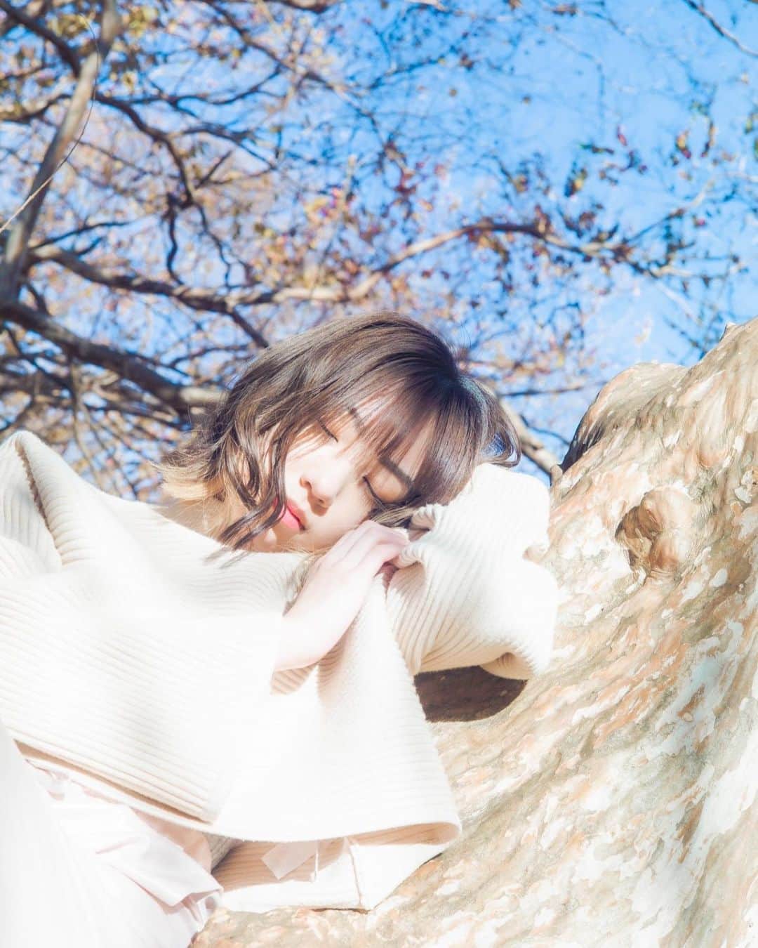 MIMORIのインスタグラム：「おやすみ😴💤  #goodnight #night  #作品撮り #shooting #photography #tokyo #park #japan #japanese #japanesegirl #girl #model #winter #white #whitecode #naturalmakeup #mediumhair  #撮影#モデル#作品#ナチュラルメイク#ミディアムヘア#白#ホワイトコーデ」