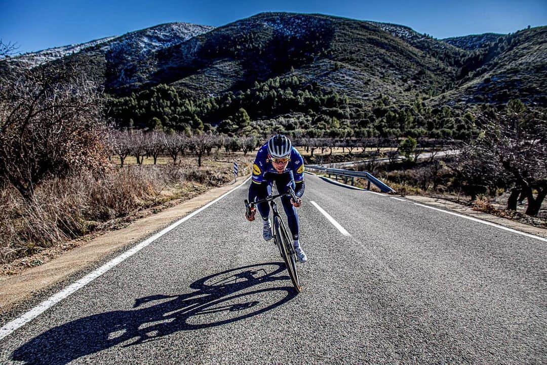 マーク・カヴェンディッシュのインスタグラム：「We'll see.... 😉🚀  @deceuninck_quickstepteam @iamspecialized  📸 @woutbeel #cycling #cyclist #procycling #sprint #sprinter」