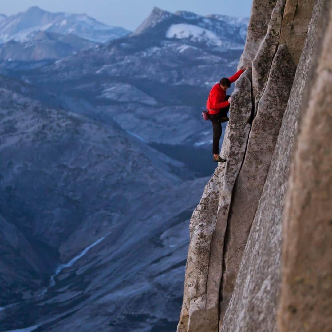 TED Talksのインスタグラム：「Don't. Look. Down. 🙈 In 2017, @AlexHonnold became the first solo climber to scale Yosemite National Park's El Capitan without a rope or safety gear! But surprisingly, during the climb, he didn't feel scared at all. "It felt as comfortable and natural as a walk in the park," he says in his TED Talk. “I knew that I couldn't experience my perfect moment if I was afraid. I had to visualize and rehearse enough to remove all doubt.“ To hear Honnold's advice on overcoming fear and achieving mastery — and see amazing footage of his 4-hour, 3,000-foot climb, —  visit the link in our bio. ⁠ ⁠ [Image: @jimmychin]」