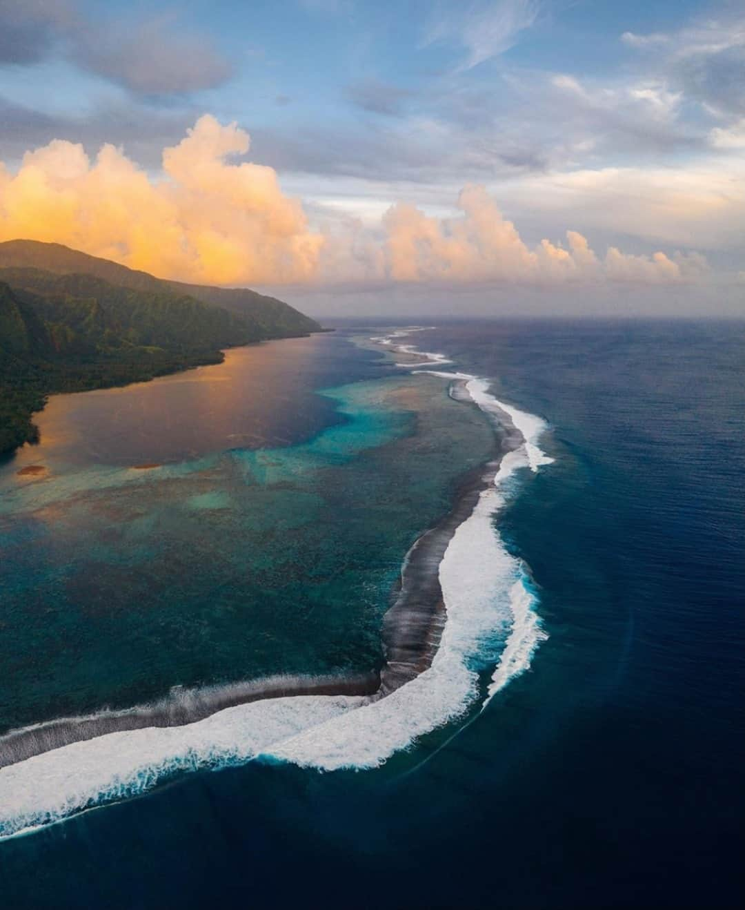 Earth Picsさんのインスタグラム写真 - (Earth PicsInstagram)「Teahupoʻo, located in the southwestern coast of Tahiti, French Polynesia 🇵🇫 It is know to be one of the heaviest waves in the world with a sharp coral reef lying only meters below the surface. 📷 @emmett_sparling」1月17日 1時00分 - earthpix