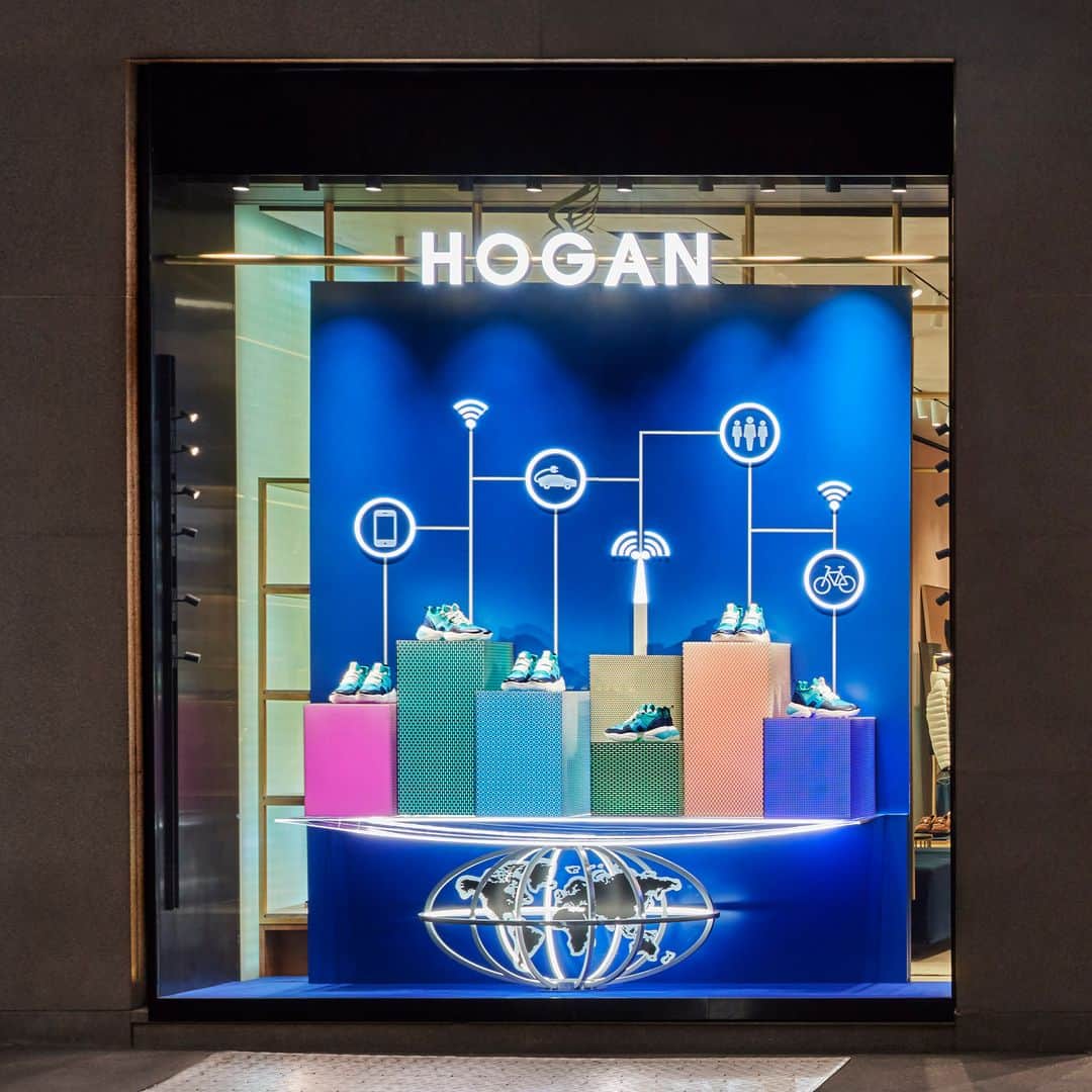 ホーガンさんのインスタグラム写真 - (ホーガンInstagram)「Enter into a world of connection #HOGAN Milan Boutique shop window displaying women's #Interaction #sneakers.⁣ Stay connected with us through the link in our Instagram Story」1月17日 1時00分 - hoganbrand