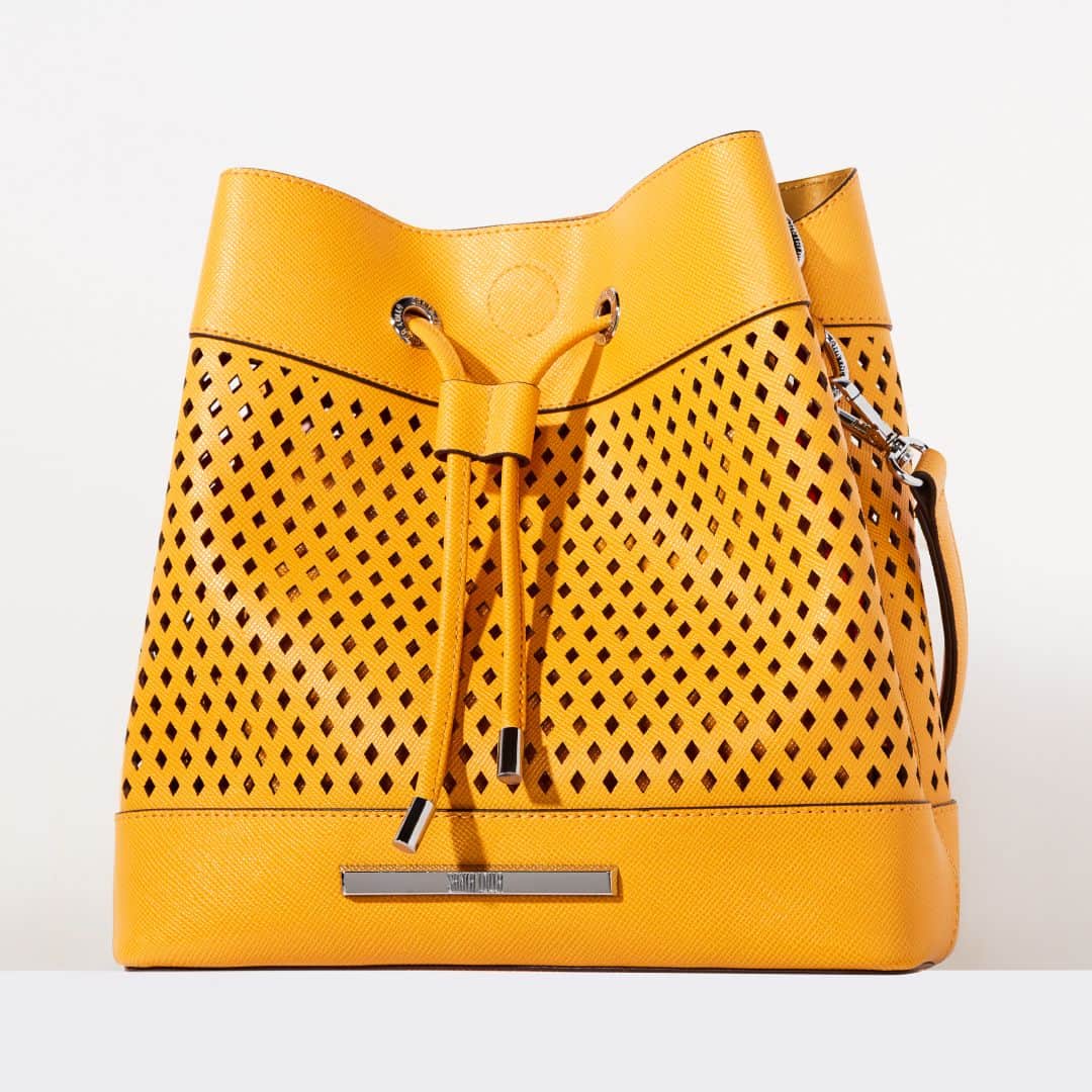 Santa Lollaのインスタグラム：「Uma das mais queridas de todos os tempos, a bucket bag fica irresistível nessa versão vibrante. O efeito vazado e o amplo espaço interno a tornam perfeita para levar tudo o que você precisa com muito estilo e praticidade. Deslize para o lado e veja as opções de cores. [ R$299,90 cada ] #santalollaverao21 #bagoftheday #SLhandbags」