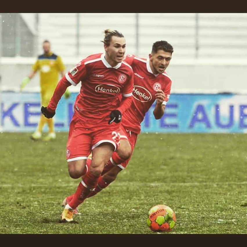 のインスタグラム：「Erstes Spiel - Erster Sieg ✅🙏#pitti @zimbo_mz #F95 🔴⚪️」