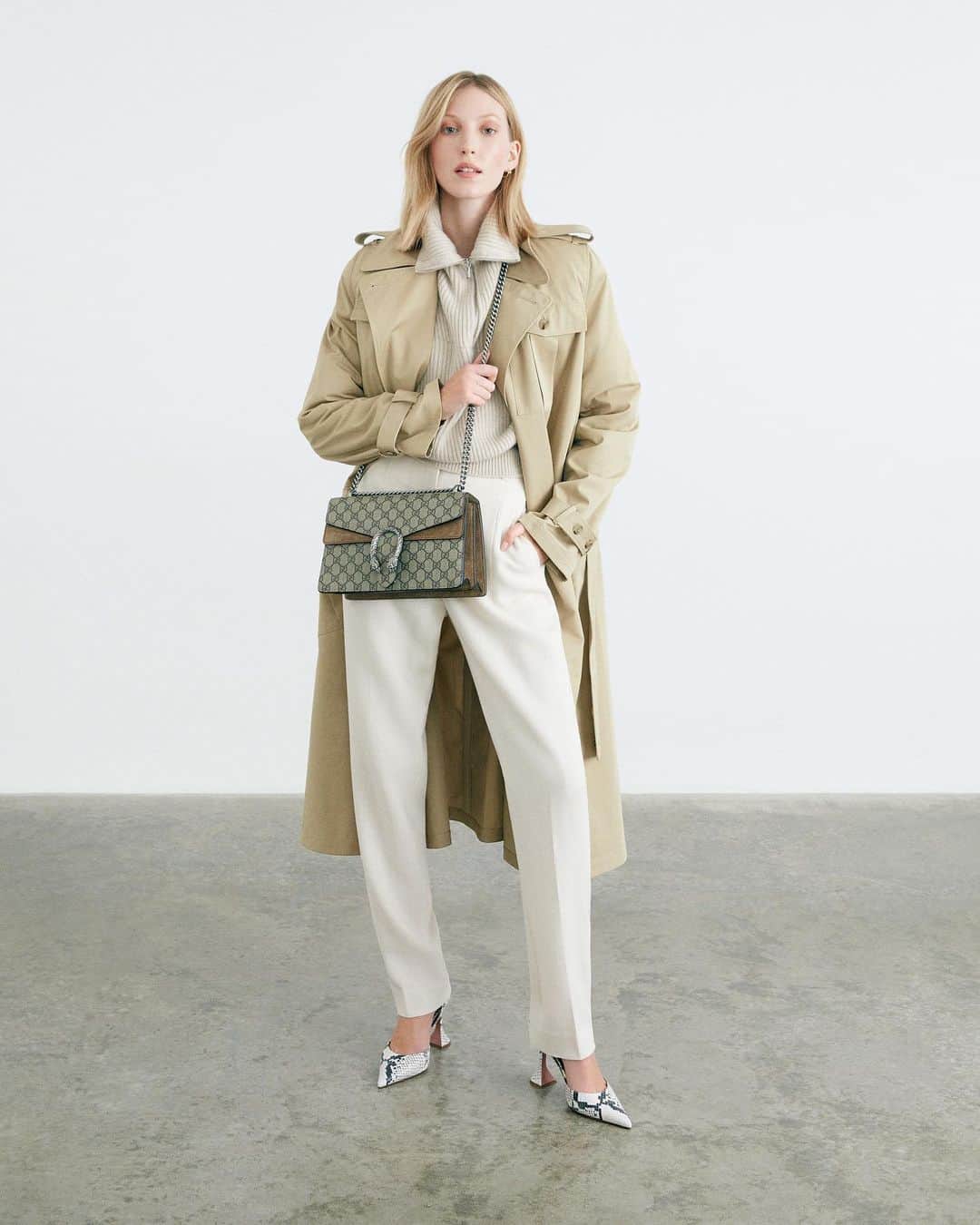 のインスタグラム：「We get it. In matters of style, thinking beyond the here and now isn’t as easy as it sounds – particularly in 2021. Focus your attention, then, on future-proof investments – a @Gucci bag, a fine watch – and allow your wardrobe to follow suit. Read more at our link in bio »   #Harrods #HarrodsFashion #Gucci  Our stores are closed – but you can still shop remotely through our Personal Shopping service, and online at harrods.com. Plus, enjoy 10% off with Harrods Rewards now. Join online for free today!」