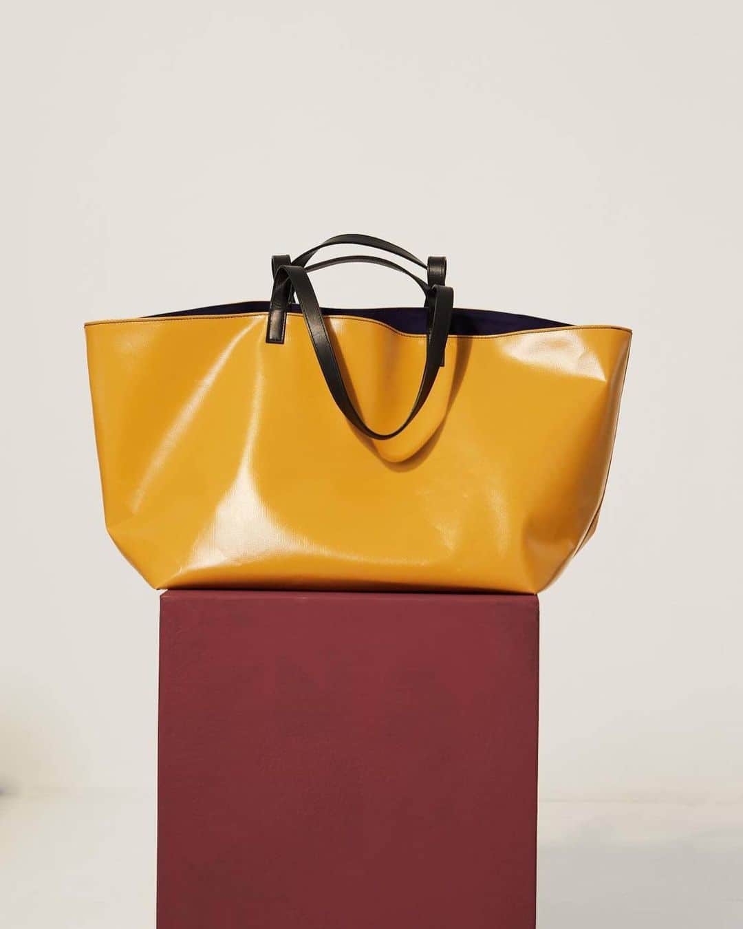 のインスタグラム：「Cet hiver nous avons eu envie de collaborer avec la jeune marque de maroquinerie CAHU afin de vous proposer une édition limitée du sac iconique de la marque : le «Pratique», décliné en deux couleurs exclusives.  Ces sacs sont réalisés en toile de PVC imperméable que Clémence, fondatrice de CAHU, récupère dans l’usine familiale de fabrication de châteaux gonflables. 🏰 _____  This winter we decided to collaborate with the young leather goods brand CAHU to create a new limited edition of their iconic bag, the «Pratique» bag, available in two color ways. These bags are made from waterproof PVC canvas which Clemence — CAHU’s founder — gets from her family’s inflatable castle factory.  #lemontstmichel #collaboration #fashioncollaboration #bag #fashionbag @ cahuparis #cahuparis」