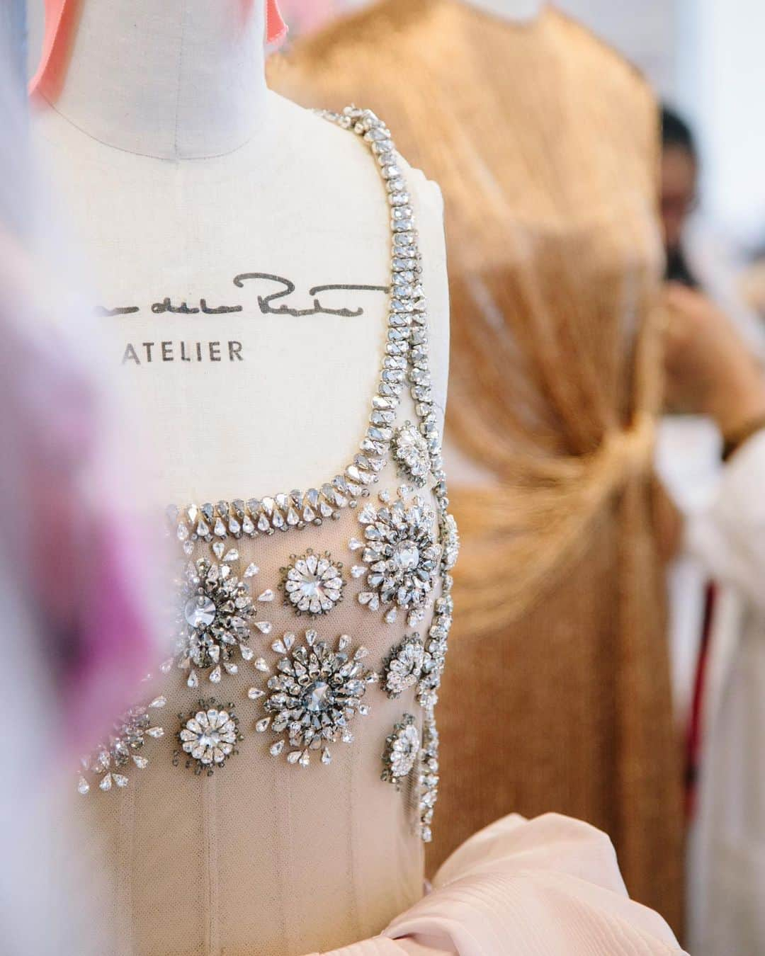 オスカーデラレンタさんのインスタグラム写真 - (オスカーデラレンタInstagram)「Partial pink. The bodice of the #odlrfall2020 embellished bubble dress, fitted to a form in our atelier, awaits a generous draping of blush moiré faille over-top.」1月17日 1時04分 - oscardelarenta