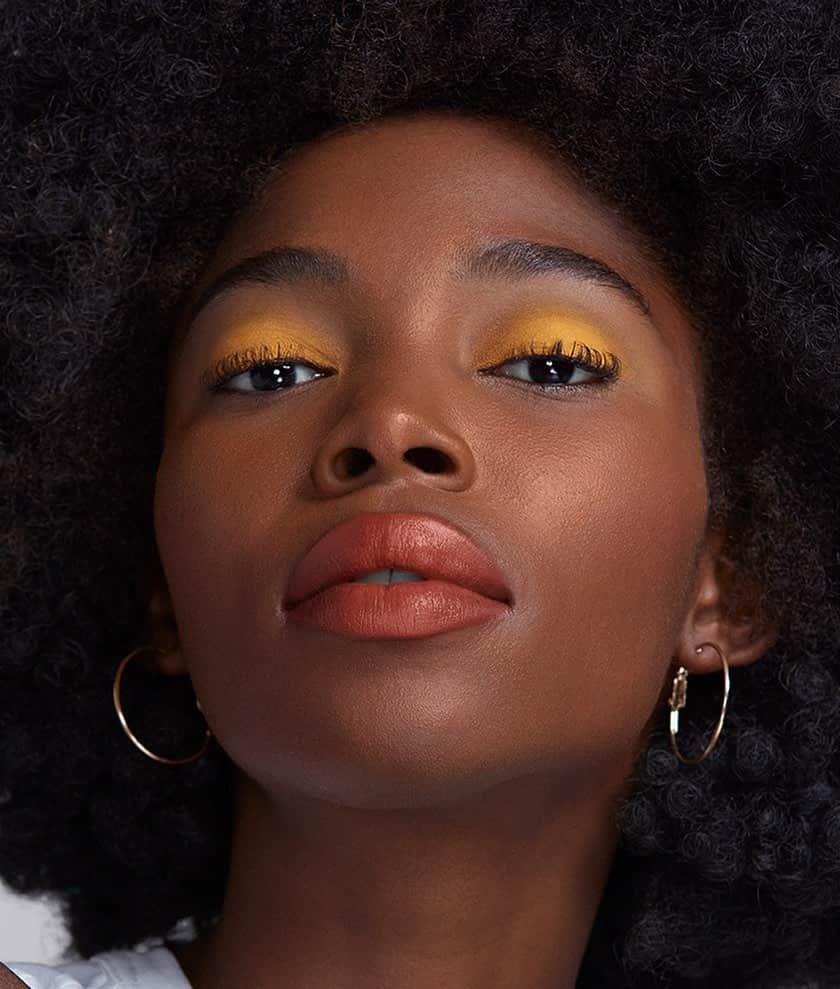 Smashboxのインスタグラム：「Simple, seamless and smooth. Always On Cream Eye Shadow can be easily applied with a few swipes of your finger to create that perfect shine. ✨✨」