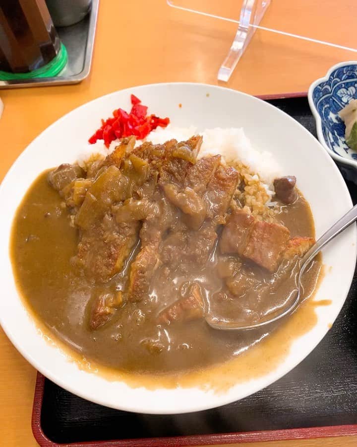 樫原伸彦のインスタグラム：「事務所イベントの前に腹ごしらえ。  「三忠食堂」さんにダイブ！  カツカレー◎◎◎  ヤバ美味。大当たり！  コクの在る甘辛のルーと ホロホロに煮込まれたバラ肉。  脂が甘いロースカツとルーの一体感というか ぶっかけられてシャバシャバになっている B級カレーの愛しき旨み。  仕事しないで オツカレーと帰ってしまいたいぐらい完璧な カツカレー。  ランチ優勝。  イベント後の赤羽駅前21:00。 飲み屋街をパトロールしてみると 営業している居酒屋は2軒だけ。 外まで人が溢れて並んでたりする。  みるからにヤバそうだったので退散。 腹ぺこのまま解散にした。とほほ。  ディナー無しで乾杯できず 完敗。  なんにもしてないのにドッと疲れた。 年取ったな〜、ちきしょー。  しかしまだ負けたくない。  今年の目標は、  克つ！ 加齢！！  .  #ダジャレ #カツカレー #勝つ #加齢 #食堂 #赤羽 #レストラン #カレー #グルメ #食べ歩き #北区 #B級グルメ #foodie #restaurant #lunch #yummy #curry #とんかつ #pork #meat #akabane」