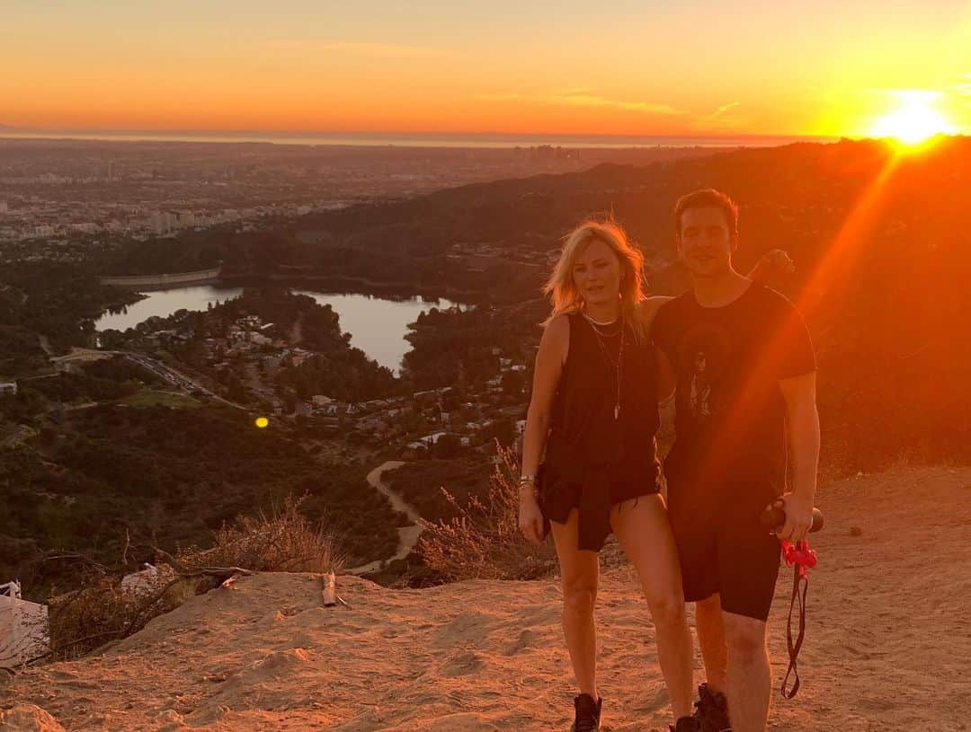 マリン・アッカーマンさんのインスタグラム写真 - (マリン・アッカーマンInstagram)「Once upon a time in Hollywood 🌅 sunset hike to the tipi top w my man #jackdonnelly and my brother in law @finnstagramd it was a beautiful way to end a long week...a much needed #tgif moment! Wishing you all a serene #saturday #hollywood #isawthesign 😉」1月17日 1時18分 - malinakerman