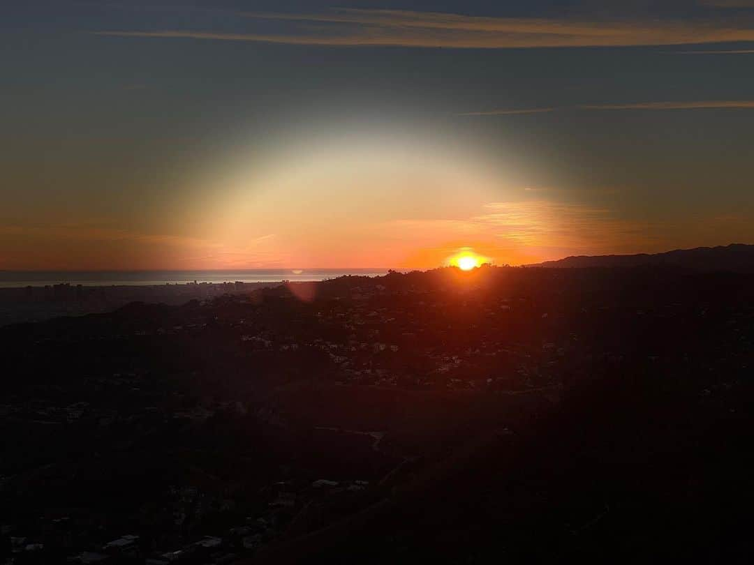 マリン・アッカーマンさんのインスタグラム写真 - (マリン・アッカーマンInstagram)「Once upon a time in Hollywood 🌅 sunset hike to the tipi top w my man #jackdonnelly and my brother in law @finnstagramd it was a beautiful way to end a long week...a much needed #tgif moment! Wishing you all a serene #saturday #hollywood #isawthesign 😉」1月17日 1時18分 - malinakerman