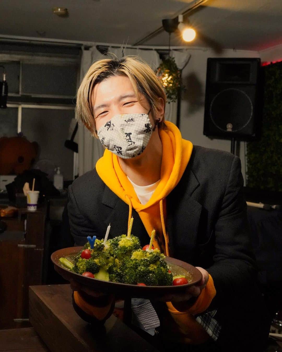 のインスタグラム：「2021.1.13  I got to be 33yo It was my first time to be celebrated by birthday broccoli in my life.lol Thank you for birthday wishes! #birthday #broccoli #誕生日  #bass #bassist #bassplayer #musicianlife #composer #adamovic #markbass #broccoli   1/13に無事33歳児になれました🌞 この状況下でまさか祝ってもらえるなんて思っていなかったので超嬉しい！  生きてて知らずのうち沢山の色々な愛をもらってるなと気付いたので 愛を返していけるようになりたいです。直感を大切に、 それにしても森ブロッコリーでお祝いされたのは生まれて初めてで森超えた🌳」