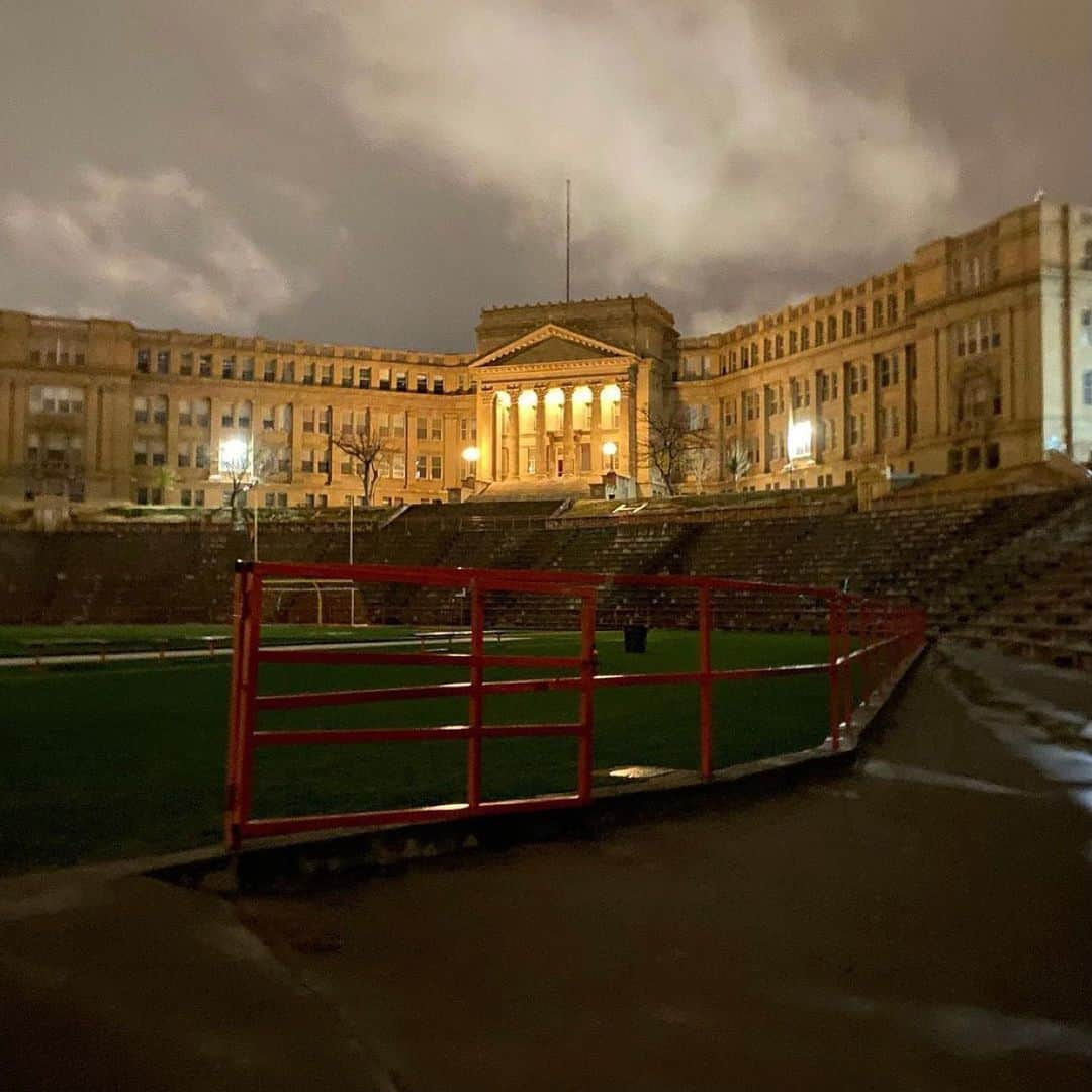 スポーツセンターさんのインスタグラム写真 - (スポーツセンターInstagram)「These high school football fields are ELITE 😳 (via @moto_jw, @tawnyagray, @duhitzz.g)」1月17日 1時14分 - sportscenter