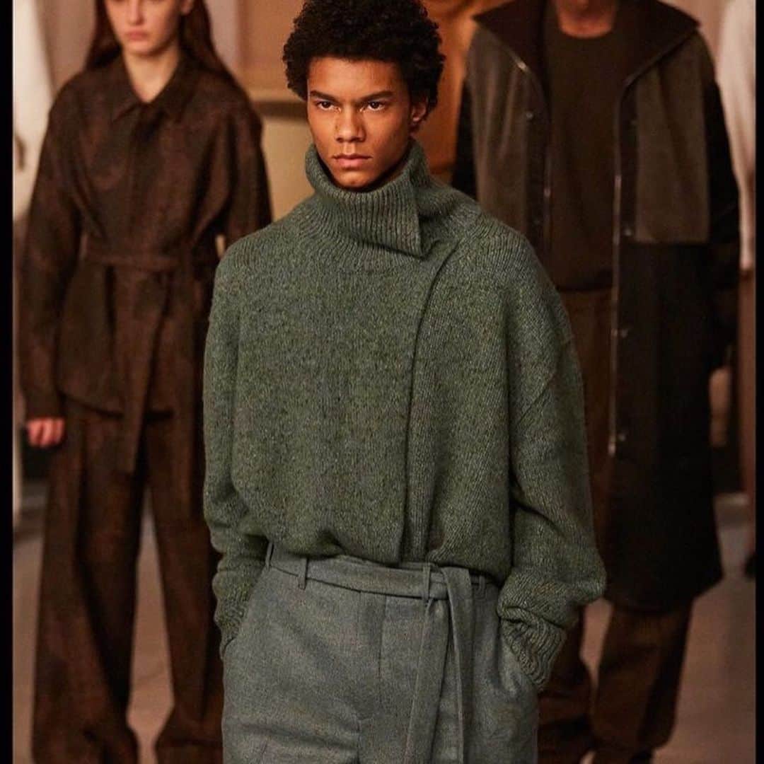 ZOO Magazineさんのインスタグラム写真 - (ZOO MagazineInstagram)「Ermenegildo Zegna presented their new collection yesterday afternoon. THE (RE)SET, retailoring of the modern man. Looking at a new reality, new needs made ZEGNA decide to (RE)SET and look at their roots. Outdoor and indoor come together, comfort and style are blended. Alessandro Sartori, Artistic Director @zegnaofficial did an amazing job with his great team. The collection features fantastic knitwear pieces which we love! #zegna #alessandrosartori #fallwinter2021」1月17日 1時21分 - zoomagazine