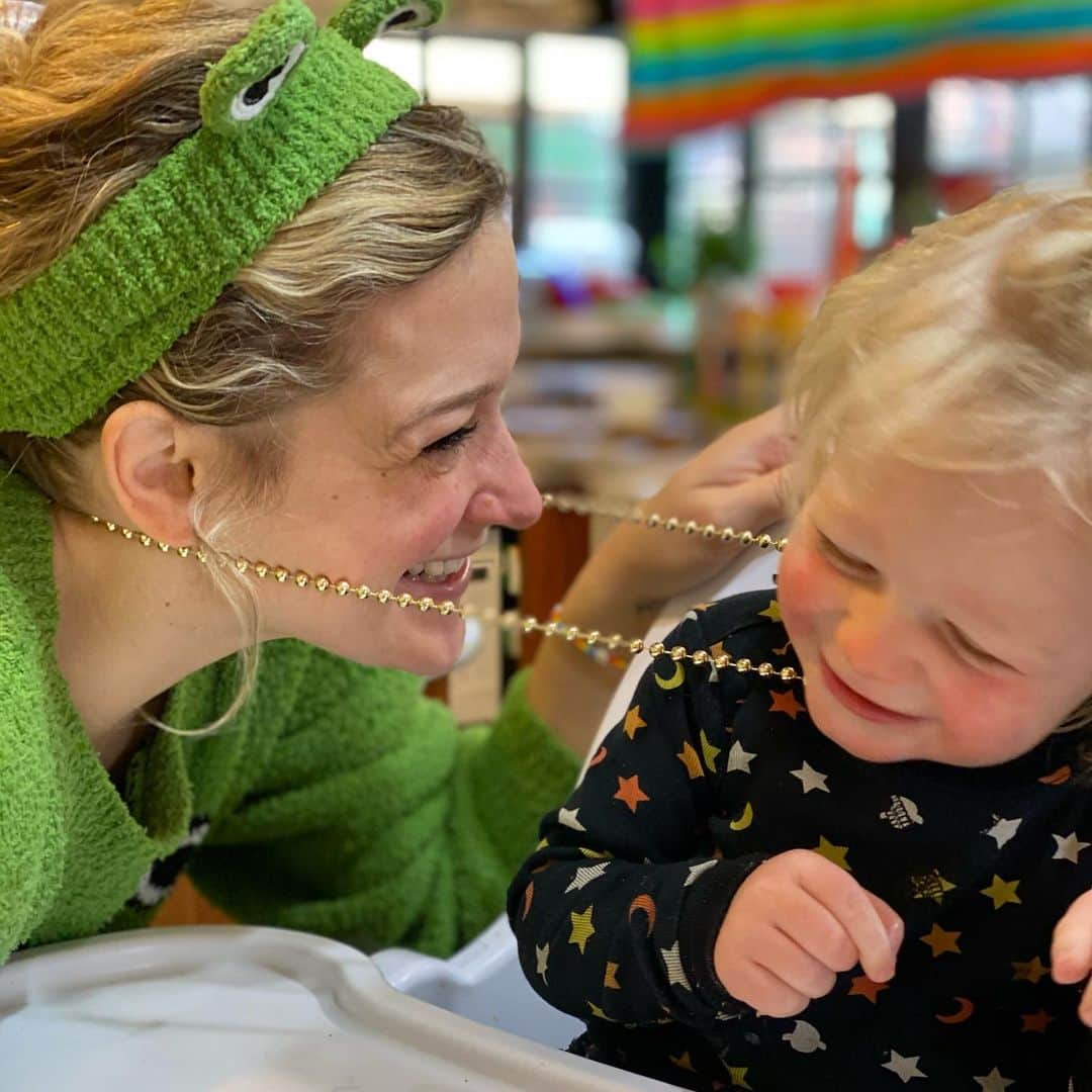 ウェイン・コインさんのインスタグラム写真 - (ウェイン・コインInstagram)「Mom @katy.coyne and Baby Bloom playing Stuck Together ( baby bloom puts long Mardi Gras necklace around both his and moms neck and then they both act like they want to get free)」1月17日 1時22分 - waynecoyne5