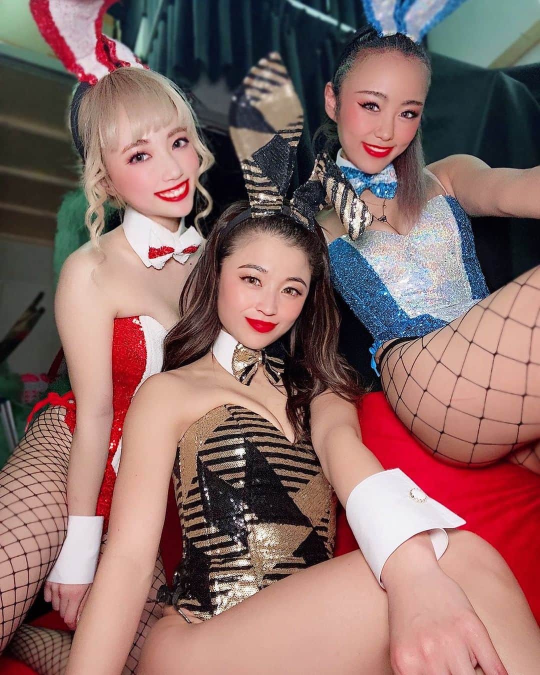 yokoのインスタグラム：「. レアな組み合わせ💓 しおりさんとシーナさんと話してると お二人共ダンスもショーも大好きなの伝わって来てすっごく楽しいの☺️🌈 . お写真ありがとうございました👼🤍 . . . . . . . . . . . . . . . #エンタメ活動を止めない #アジア一のエンターテインメント #burlesque#burlesque lesquetokyo#バーレスク東京#ダンサー#透明少女#model#hairmake#makeup#love#ootd#fashion#instagood#instalike#instafashion#tokyo#white #오오티디‭#셀카#메이크업#머리스타그램 #お洒落さんと繋がりたい#カメラ好きな人と繋がりたい#モデル#東京」