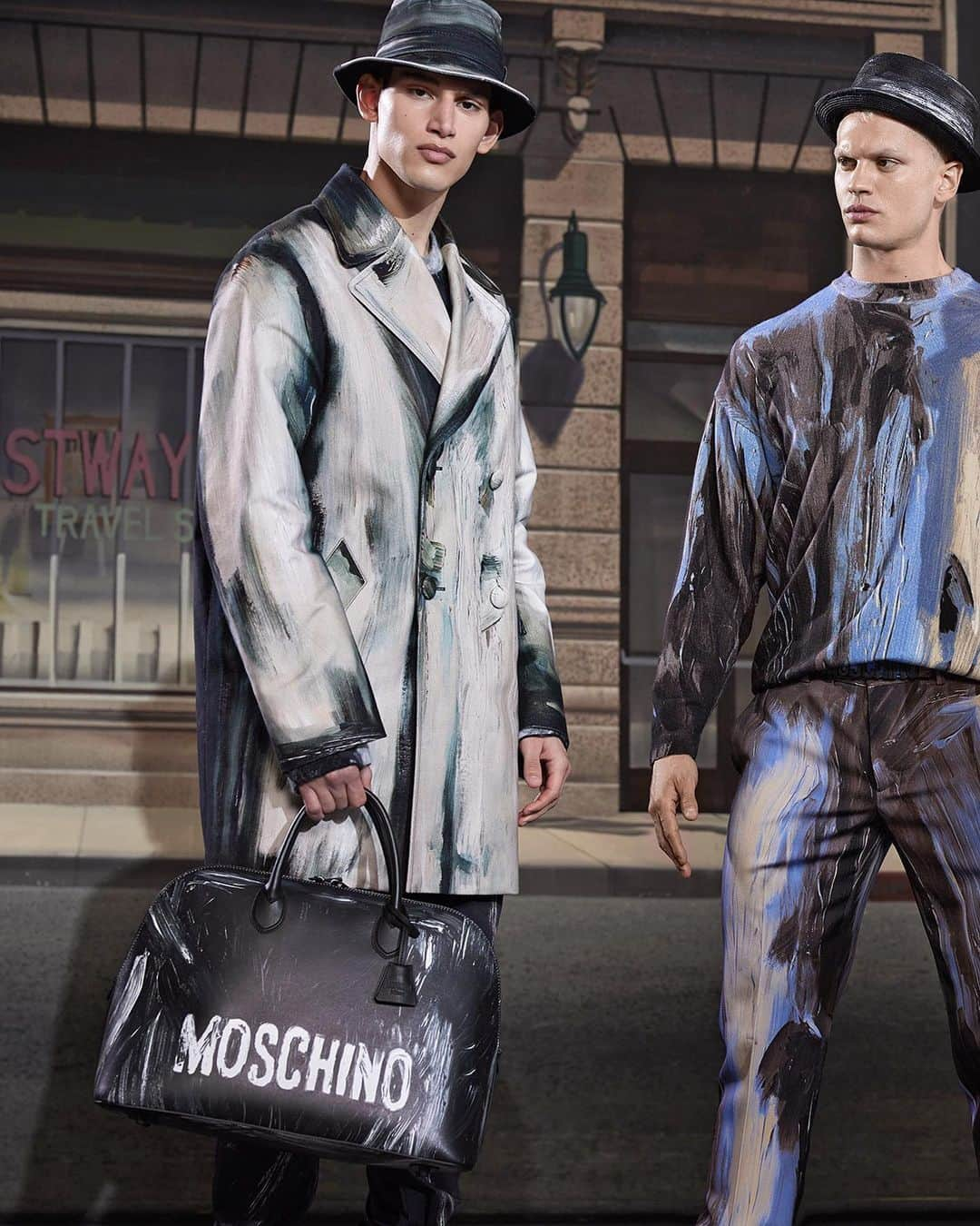 Moschinoさんのインスタグラム写真 - (MoschinoInstagram)「Moschino Mens Fall 2021 #moschino @itsjeremyscott @thereal_chopchop @goodbhavior photo @marcus_mam sets @supercube #alexischaparro #brandongood」1月17日 1時29分 - moschino