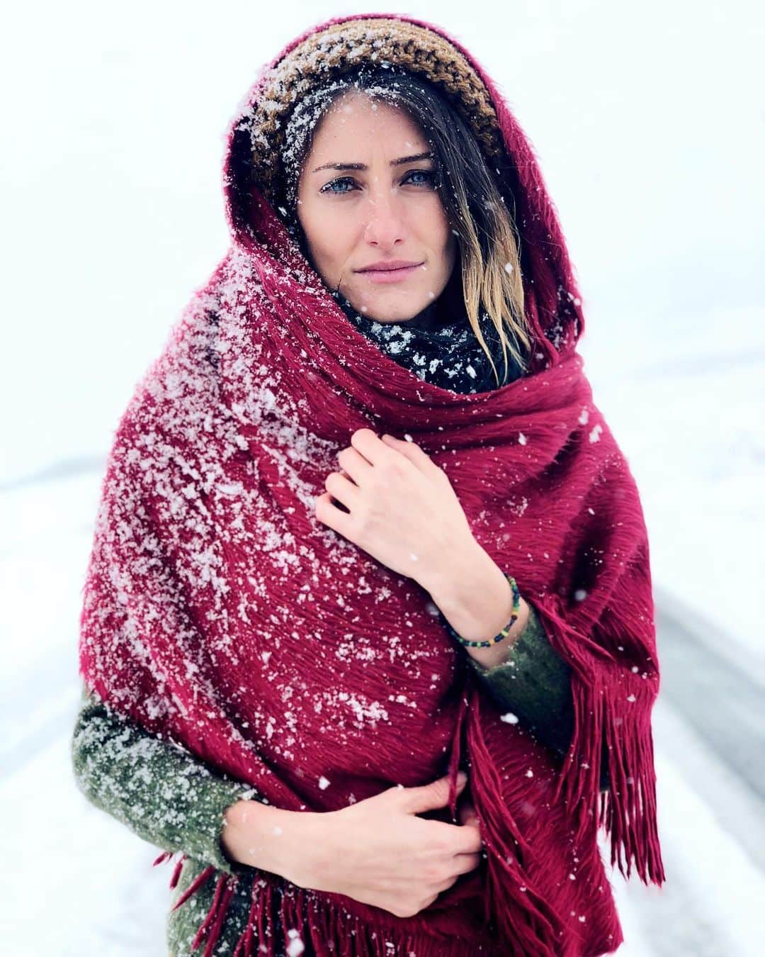 Mustafa Sevenのインスタグラム：「Madem mevzu kar. Hayatımın en özel fotografını bir daha paylaşayım istedim :) Aşk ile 😍 #Portrait #Snow #Love」