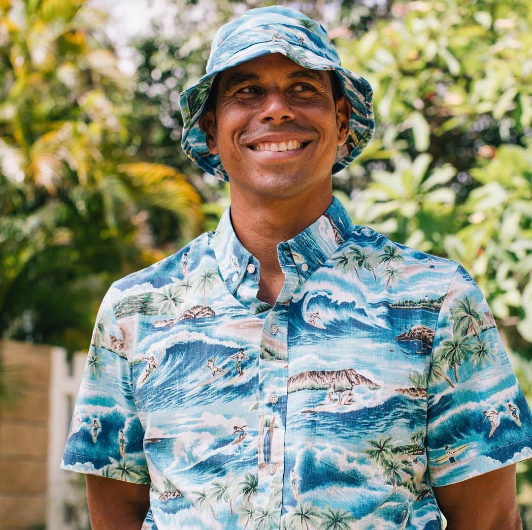 レインスプーナーのインスタグラム：「Forecasters are calling for some of the biggest waves in years to hit Hawaii shores and outer reefs today. Celebrate Oahu’s iconic breaks with our newest print, Surfin 808.」