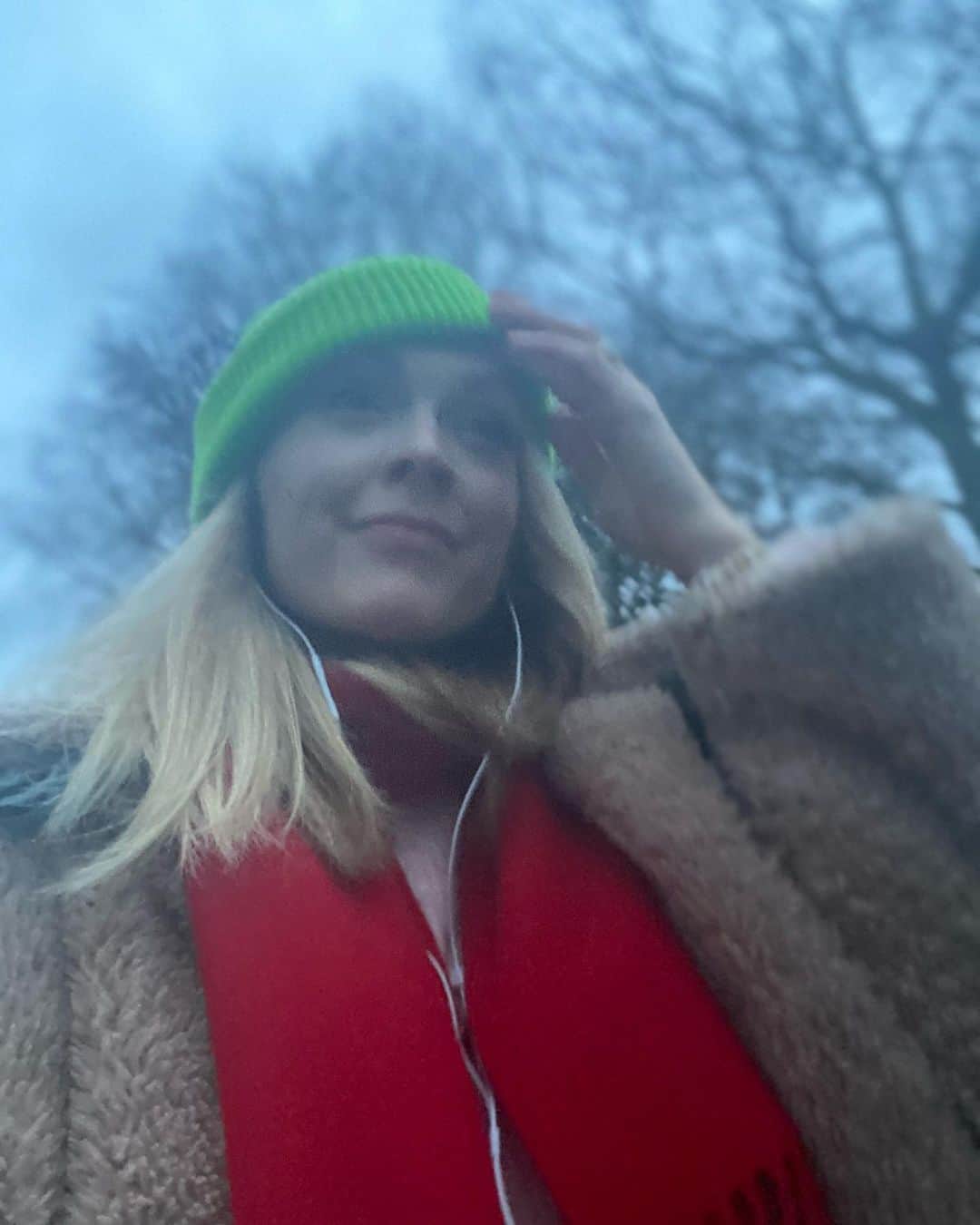 ファーン・コットンさんのインスタグラム写真 - (ファーン・コットンInstagram)「I woke up sort of missing Christmas. The twinkly lights, the rituals, the colourful imagination propelling my kids into excitement. But hey we’re in January and it’s cold and muddy (so much mud!) and there are only a few twinkly lights left up. So what are we gonna do? I pledge to embrace it all. What ever comes up. The confusion, the chaos, the overwhelm. I’m also gonna be 100% me. I used to sometimes try to fit in to fake comfort. I used to worry about dressing in my own way, not liking parties, preferring a book to most activities but now I embrace it all. This January I’m going to wear more colours, read more books, walk more miles, remember I am not my mind or my body but something else entirely, and I’m going to give so much less of a shit as to what others think about that. If I create my own little rituals and ways to happiness I should be able to spread more of it outwardly.  #january #rituals #spreadjoy #noshits」1月17日 1時46分 - fearnecotton
