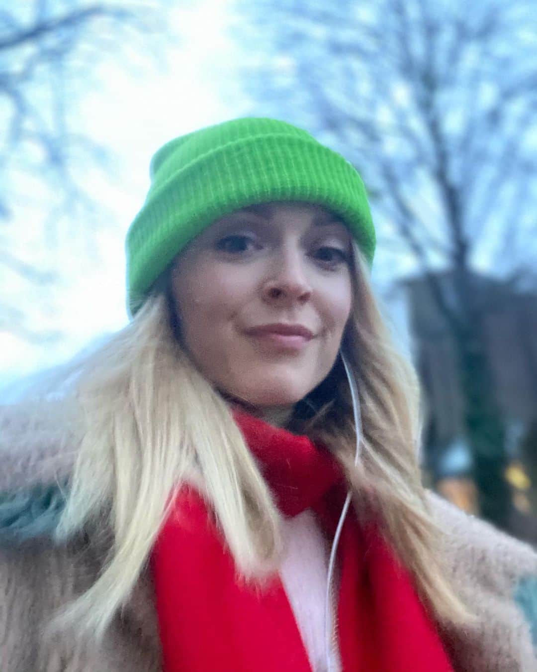 ファーン・コットンさんのインスタグラム写真 - (ファーン・コットンInstagram)「I woke up sort of missing Christmas. The twinkly lights, the rituals, the colourful imagination propelling my kids into excitement. But hey we’re in January and it’s cold and muddy (so much mud!) and there are only a few twinkly lights left up. So what are we gonna do? I pledge to embrace it all. What ever comes up. The confusion, the chaos, the overwhelm. I’m also gonna be 100% me. I used to sometimes try to fit in to fake comfort. I used to worry about dressing in my own way, not liking parties, preferring a book to most activities but now I embrace it all. This January I’m going to wear more colours, read more books, walk more miles, remember I am not my mind or my body but something else entirely, and I’m going to give so much less of a shit as to what others think about that. If I create my own little rituals and ways to happiness I should be able to spread more of it outwardly.  #january #rituals #spreadjoy #noshits」1月17日 1時46分 - fearnecotton