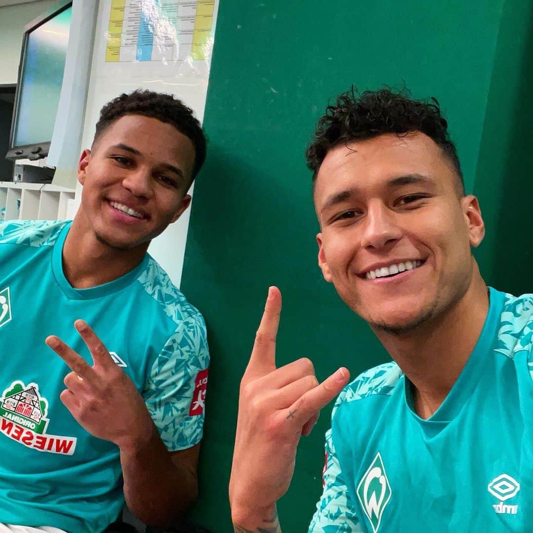 のインスタグラム：「Glückwunsch zu deinem überragenden Spiel Bro 🙏🏾🔥 @felixagu #3points」