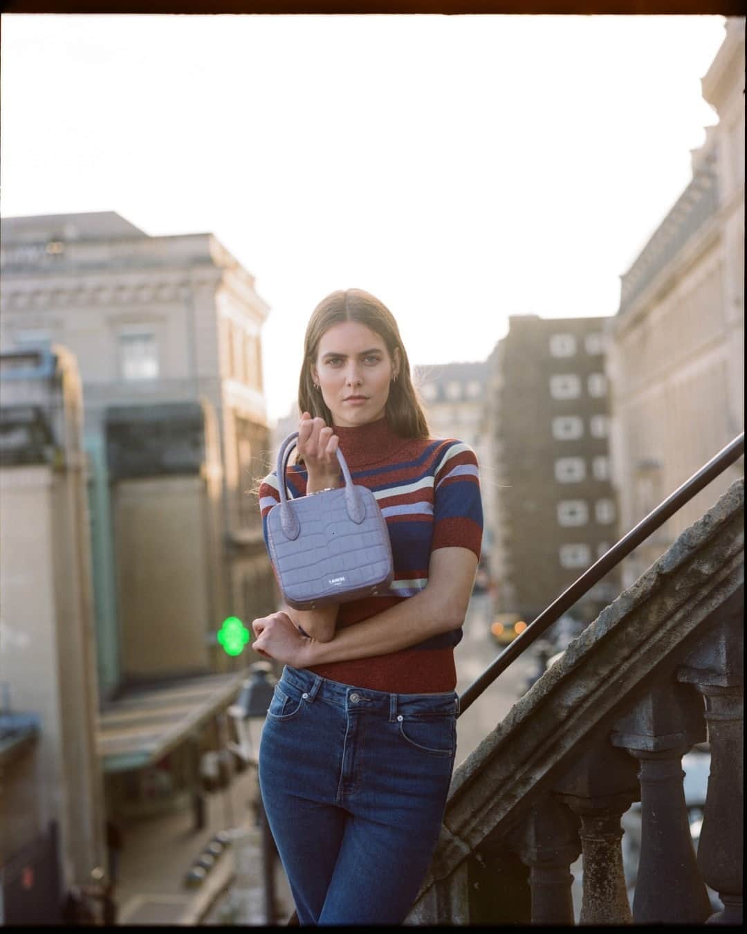 ランセルのインスタグラム：「Carte blanche  @camilleraffray, photographiée par @david_maurel dans les rues de Paris  Alice – Cuir façon croco brillant – Mauve The lovely @camilleraffray captured by @david_maurel Alice – Shiny croco style leather – Mauve #AliceByLancel #SS21 #Lancel」