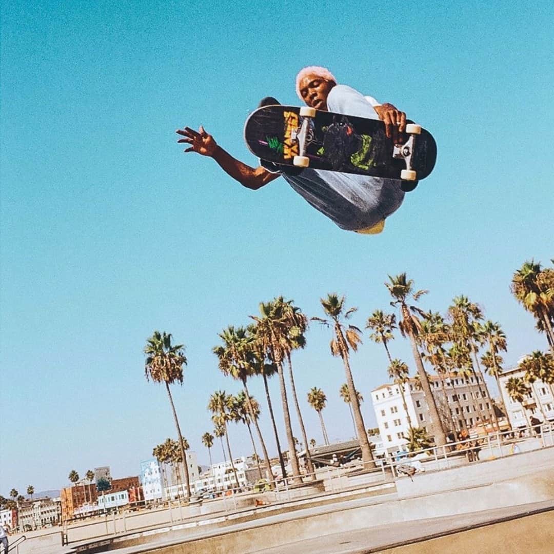 ジーエルシーオーのインスタグラム：「Everything's up in the air.」