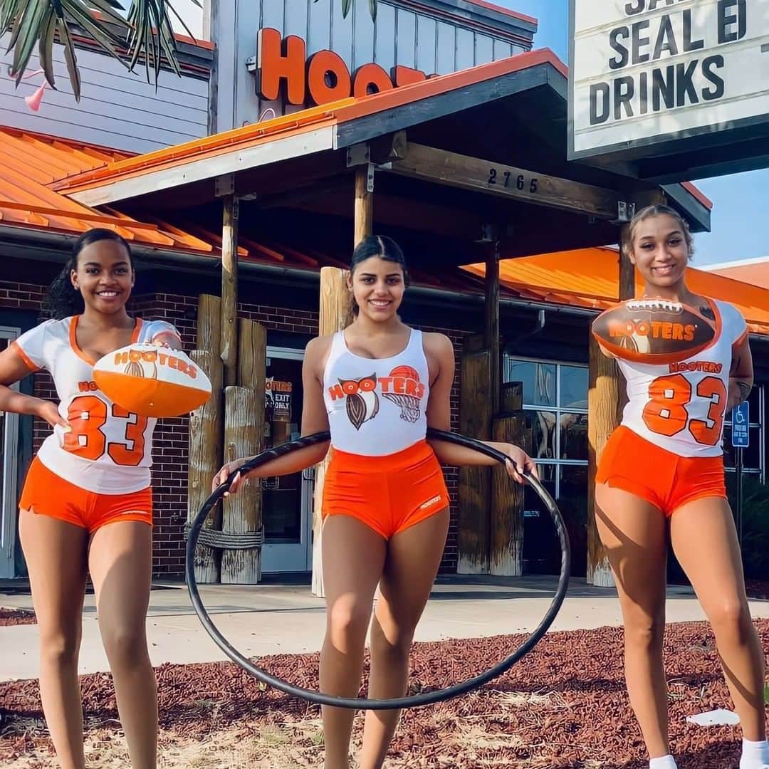 Hootersさんのインスタグラム写真 - (HootersInstagram)「Here’s the game plan, order at Hooters.  Want $10 off $50+ orders? Easy! Use code HOOT10 on the Hooters App or order.hooters.com!  *Valid at participating locations only. Cannot be combined with other offers.」1月17日 2時01分 - hooters